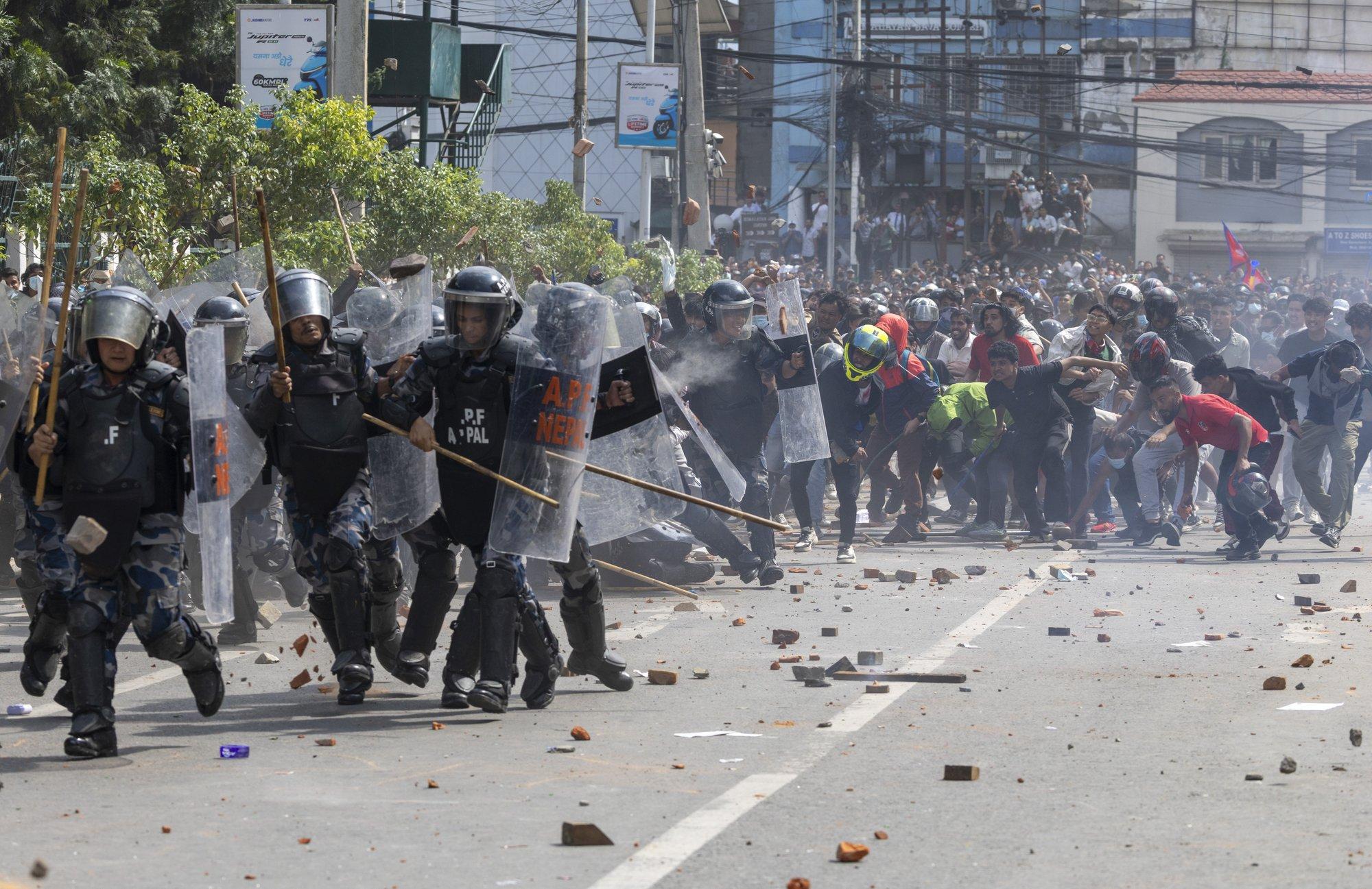 Nepali valitsus tühistas pärast 19 inimese meeleavaldusel hukkumist sotsiaalmeediakeelu