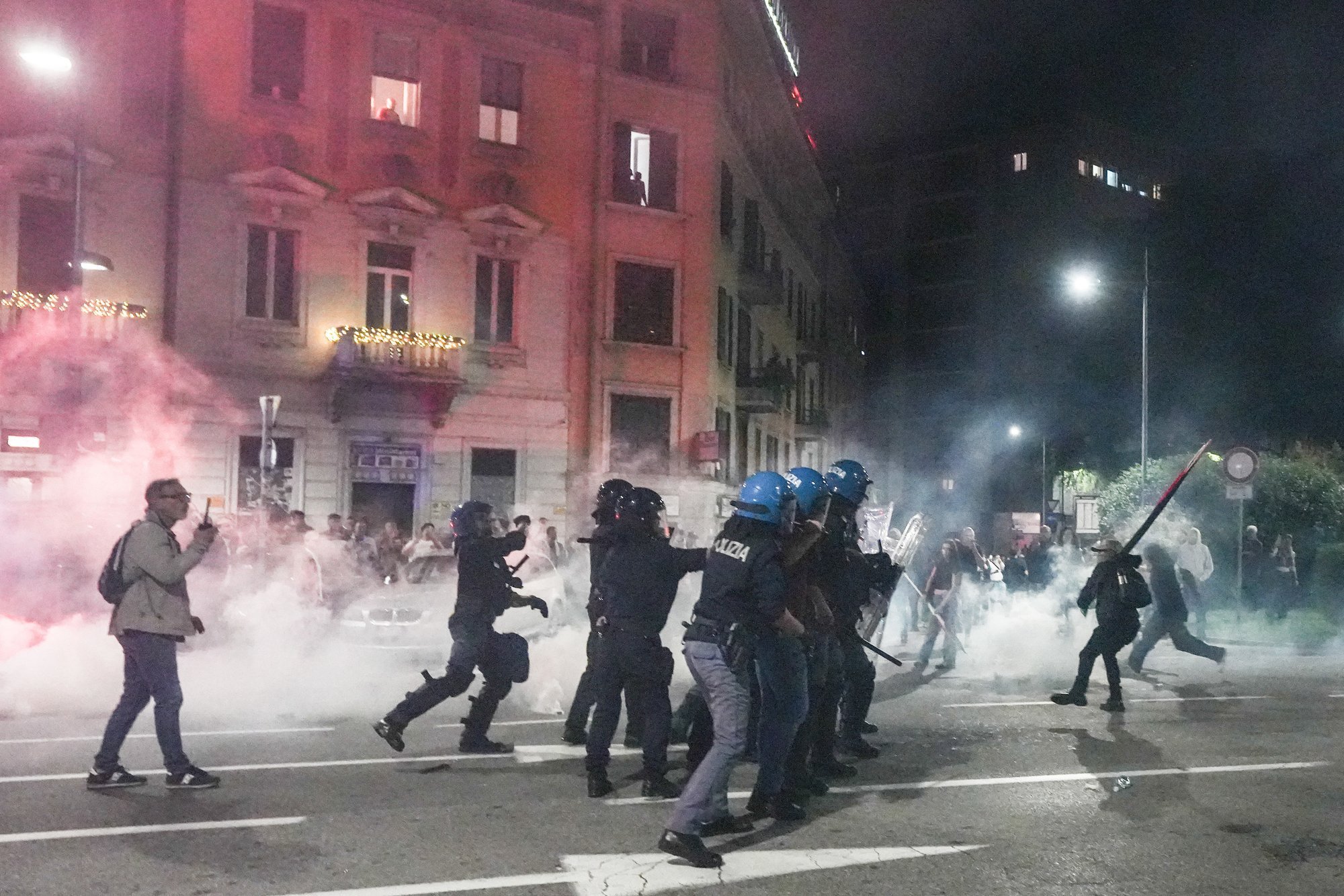 Üle Itaalia avaldas rahvas meelt palestiinlaste toetuseks. Mitmes linnas muutus meeleavaldus vägivaldseks