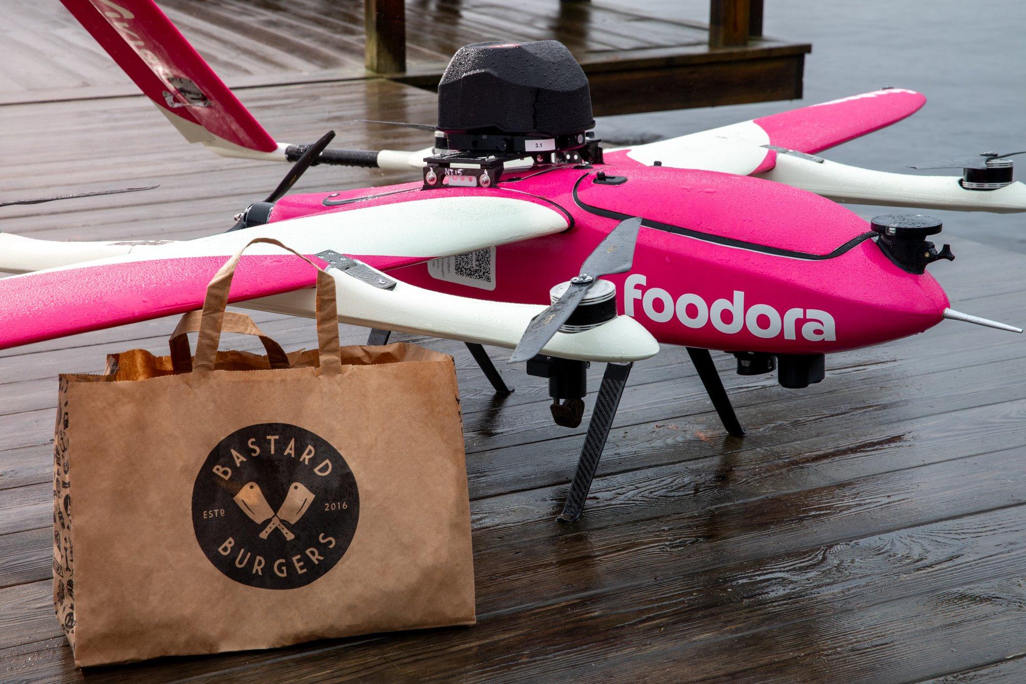 Norra idufirma testib drooniga toidukullerteenust. „Alguses oli palju läbimärgi friikartuleid“