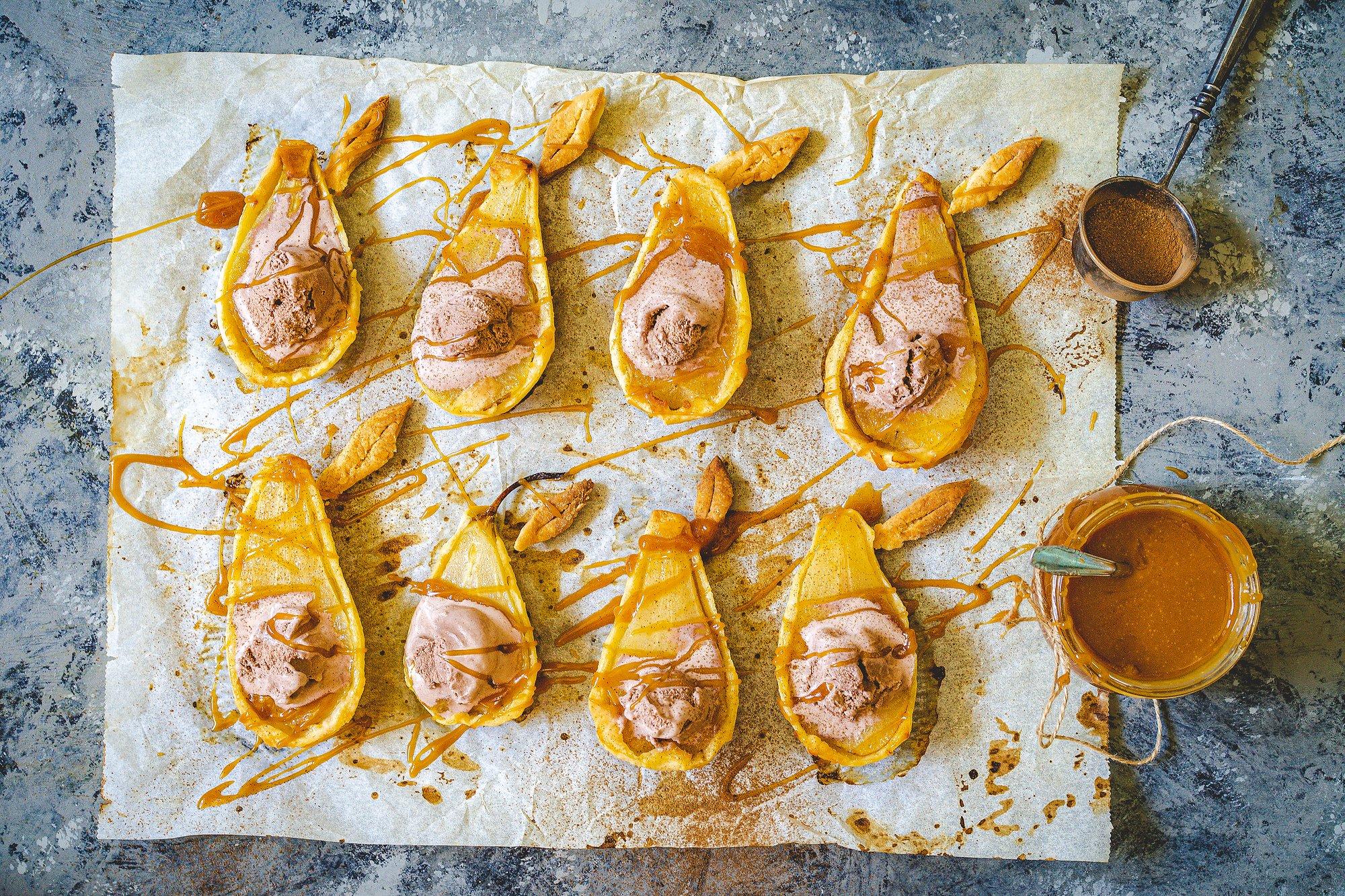 Maiasmokkadele! Ahjupirnid jäätise ja ­karamellikastmega näitavad muidu igavaid pirne hoopis põnevamast küljest