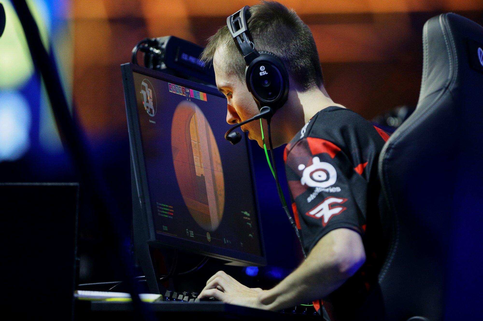 FOTOD | Robin Kool tegi oma uue Porschega ringrajal avarii