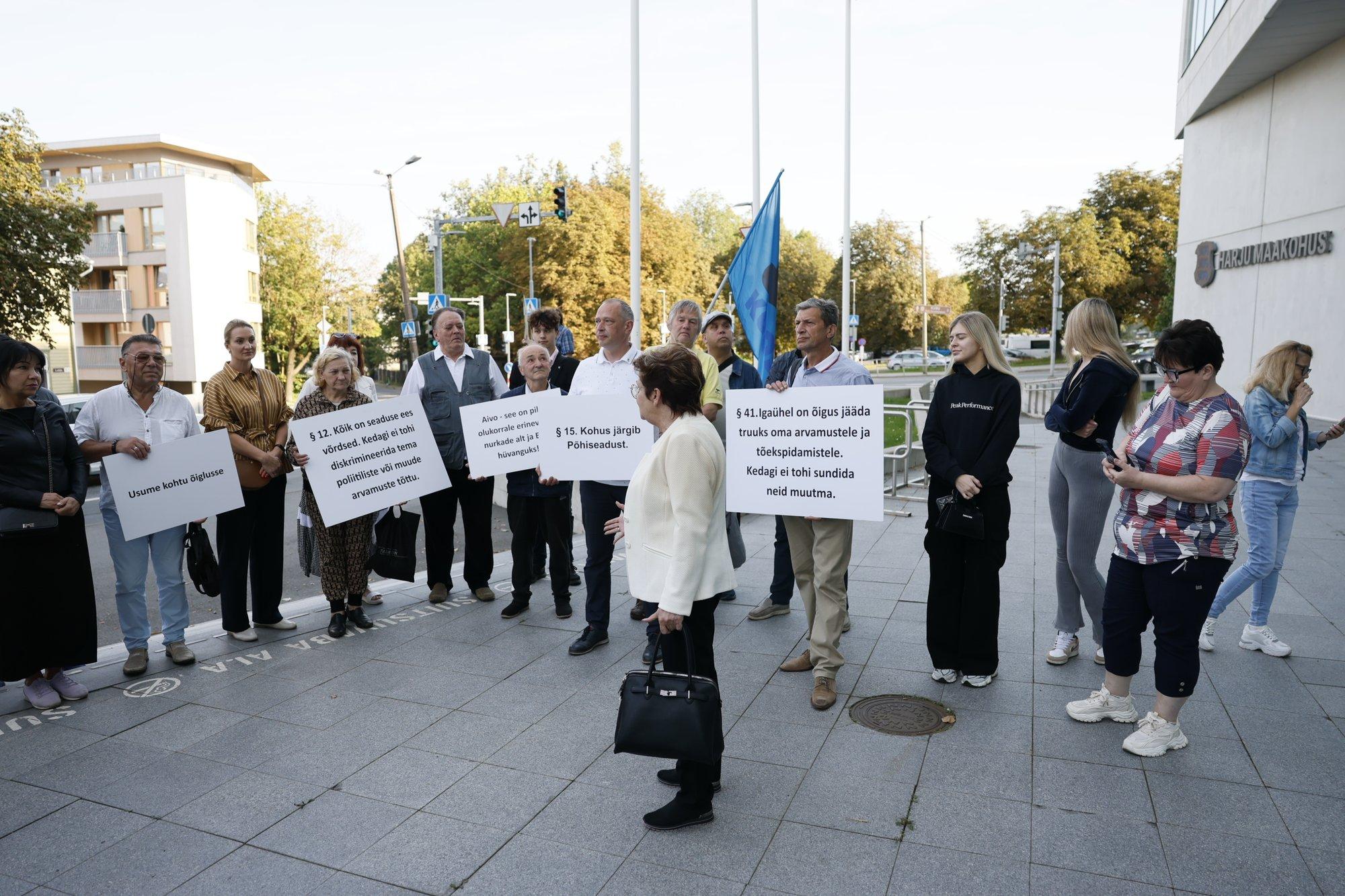 FOTOD | Mitmekuuse pausi järel jätkub Petersoni protsess. KOOS kogunes kohtumaja ette meeleavalduseks