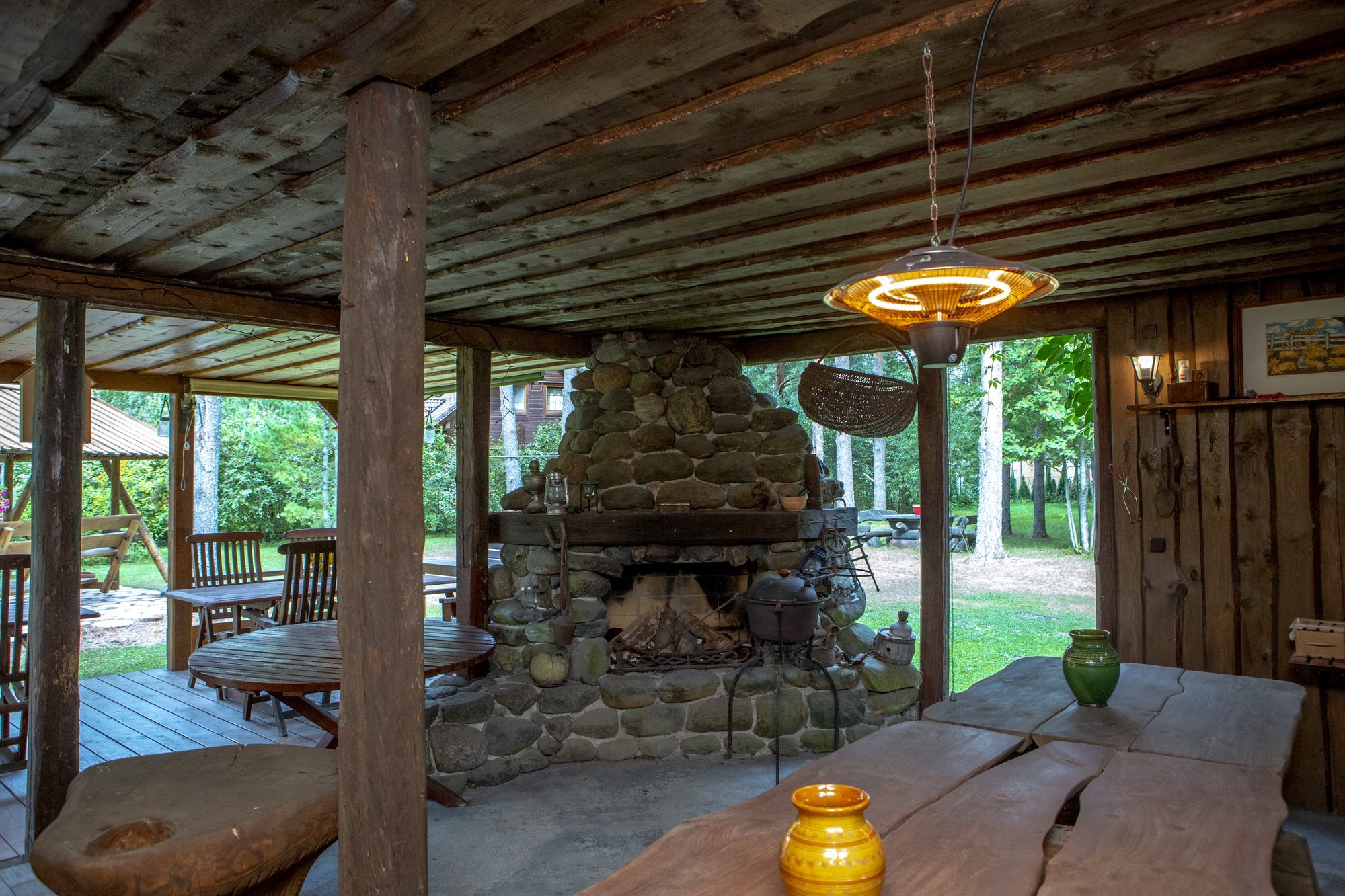 Ehkki meil on majas 11 tuba, istume isegi sügisõhtuti joped seljas grillkojas, nagu oleks kodutud