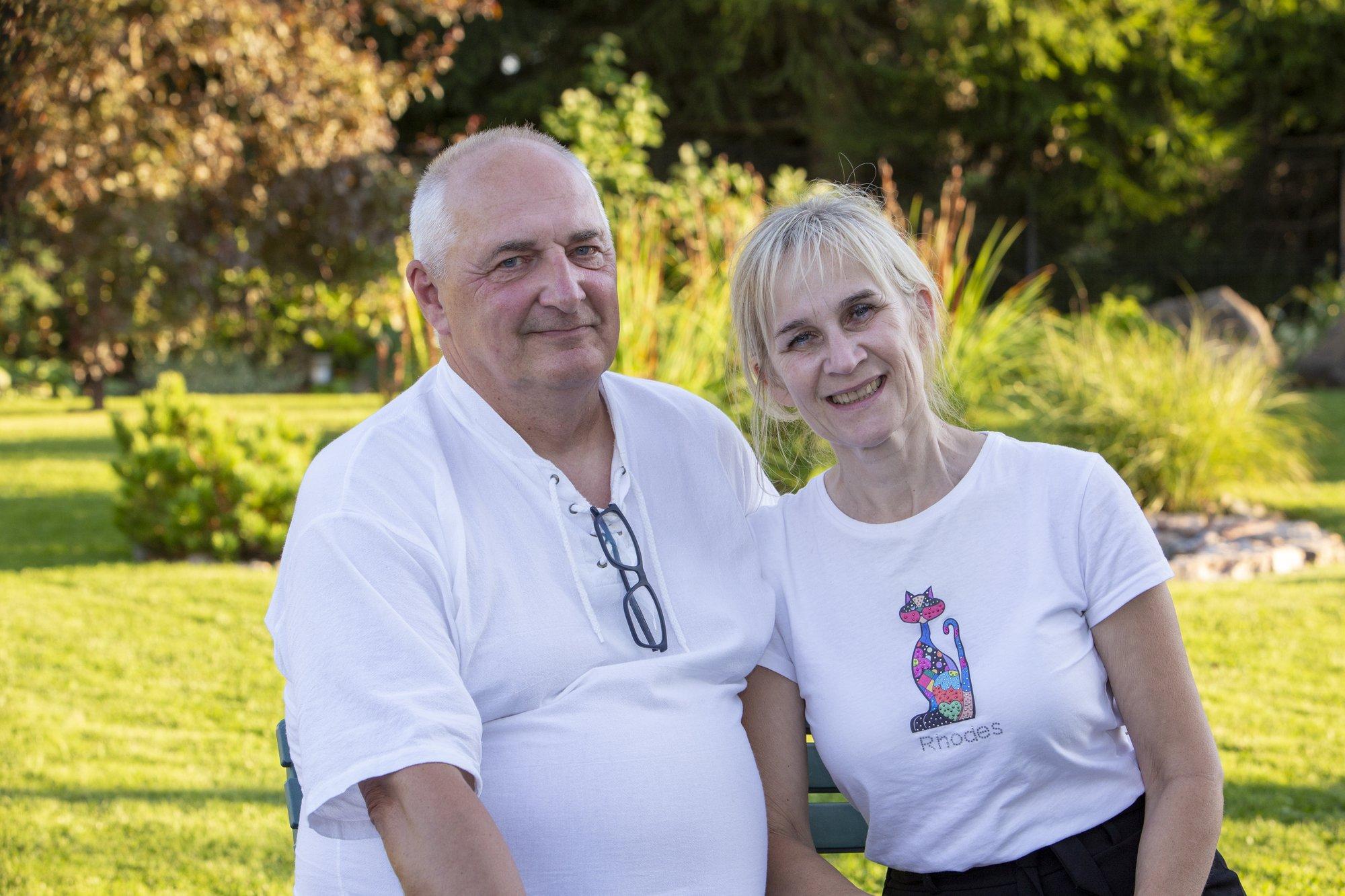 Saku valla värviküllases aias on ohtralt istumiskohti. „Meile meeldib aia vaateid nautida“