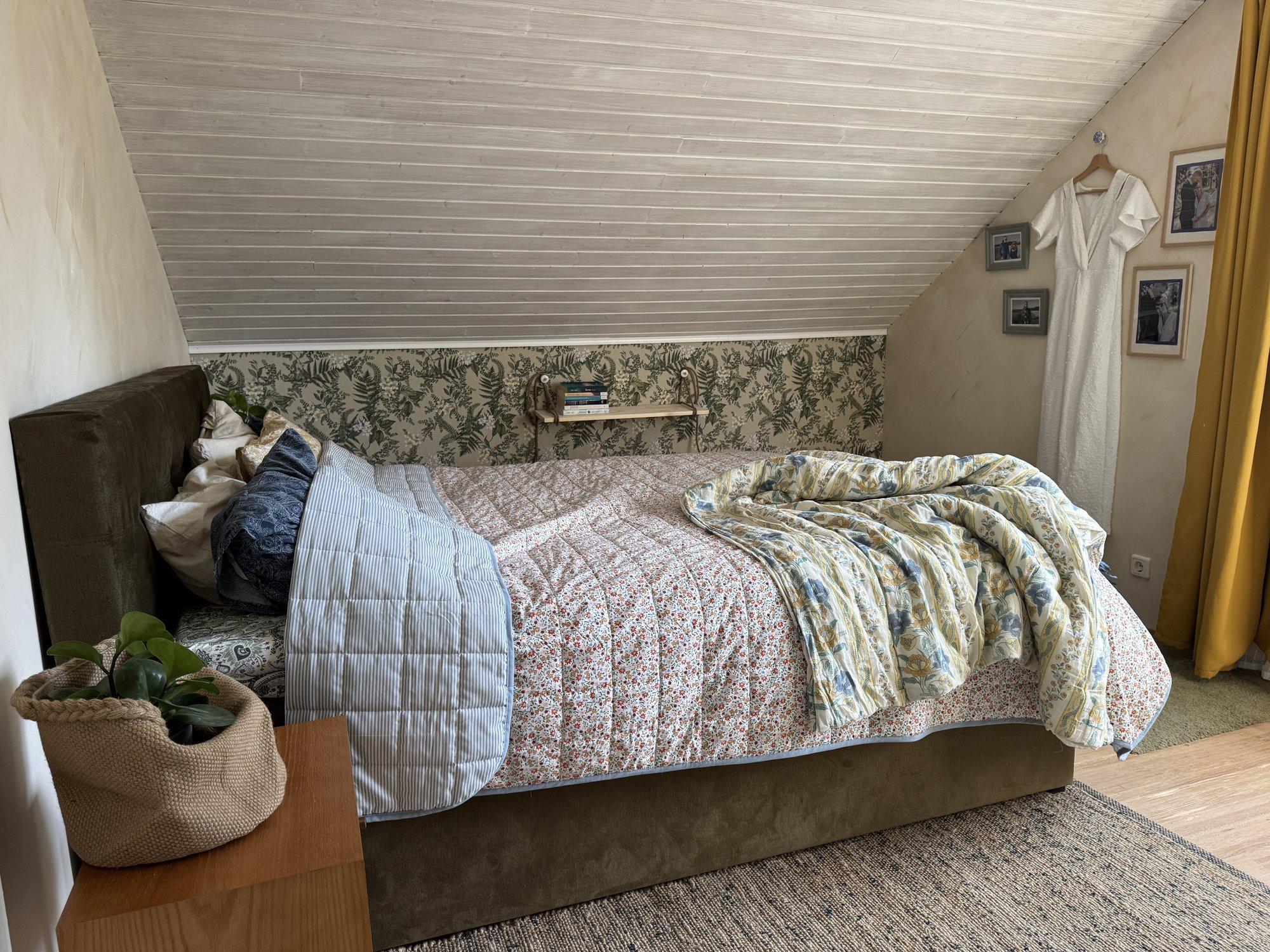 Magamistoa kaldlaega väiksesse tuppa sisse seadmine oli paras väljakutse