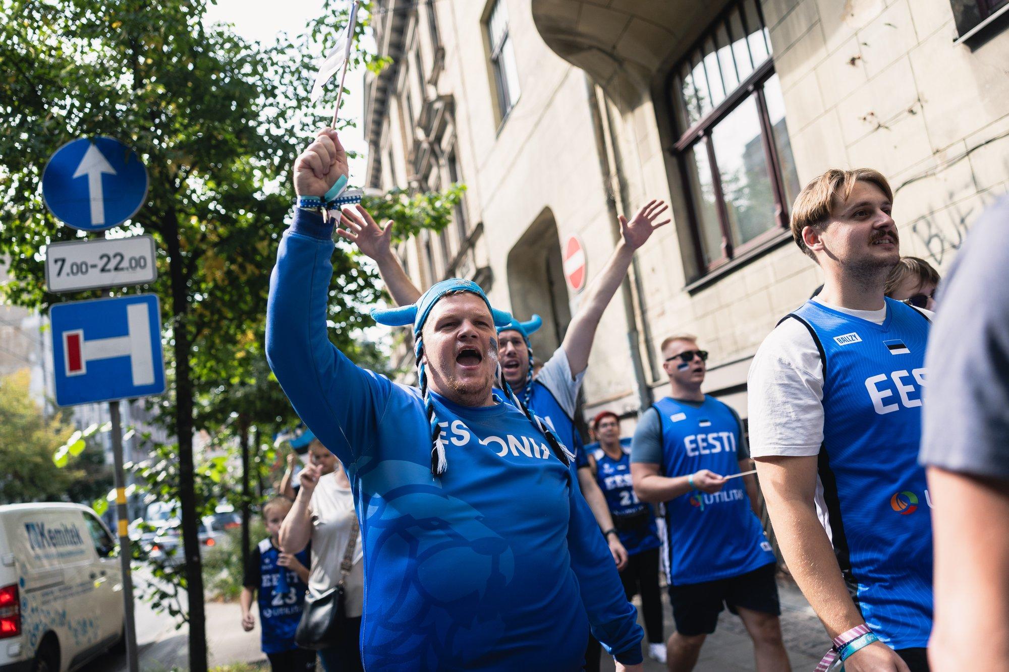 VIDEOD JA GALERII RIIAST | Ülivõimas rongkäik maalis Riia siniseks! Enesekindlad Eesti fännid usuvad võitu