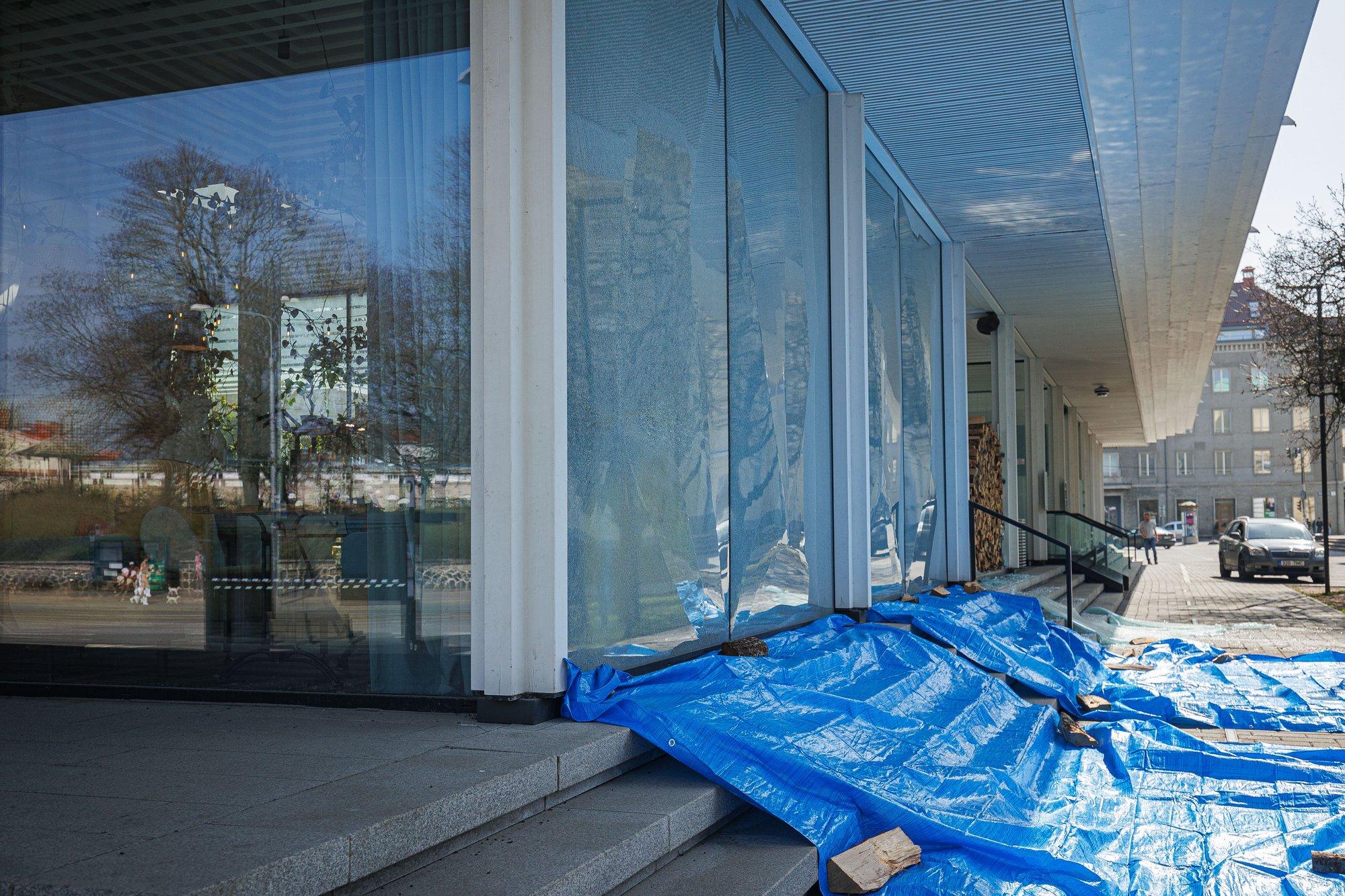 Tammsaare pargi paviljoni akende lõhkumises on esitatud kahtlustus 25-aastasele mehele