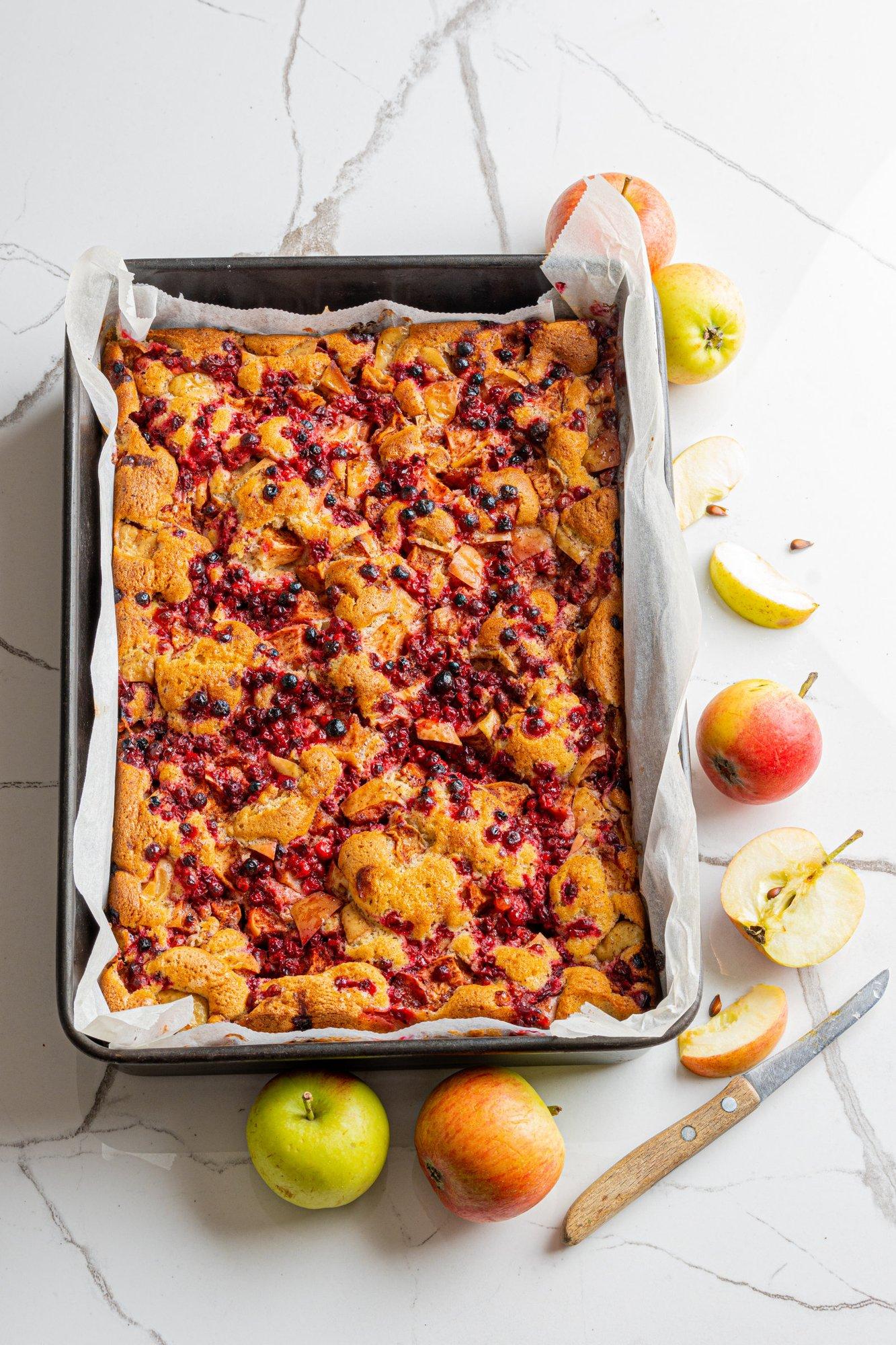 Sügise parimate maitsetega kook, mis muutub seistes järjest mahlasemaks: plaadikook pohlade ja õuntega