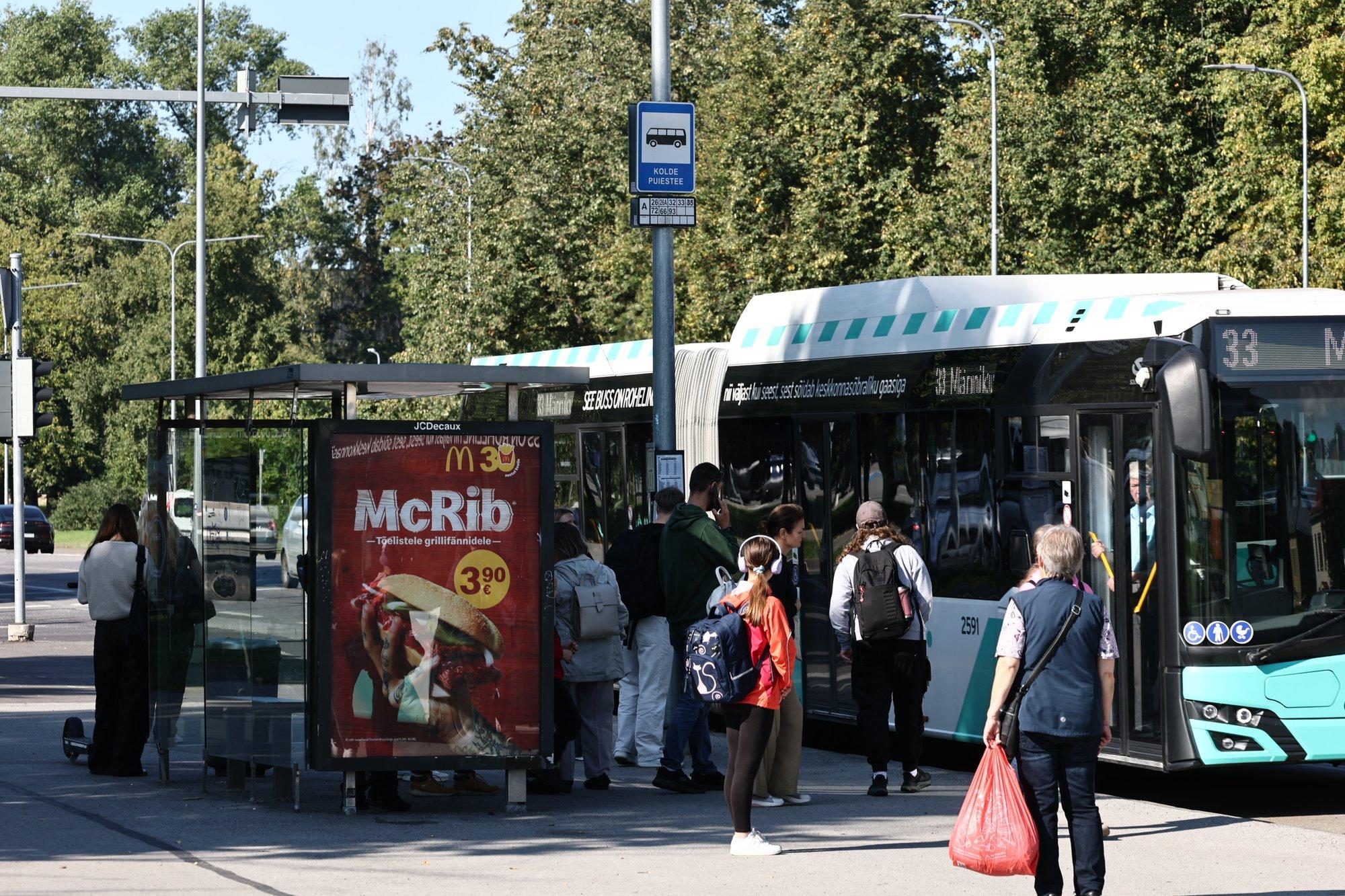 Pelgulinnas on ühistransport tipptunnil triiki rahvast täis. Järvan: lisabusse juurde panna ei saa