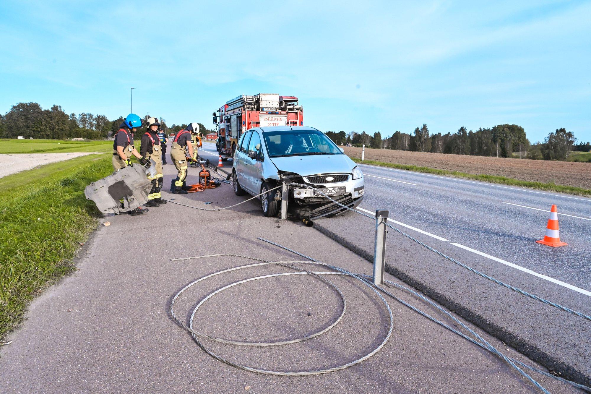 FOTOD | Viljandimaal sõitis auto teelt välja, juht viidi kontrolliks haiglasse