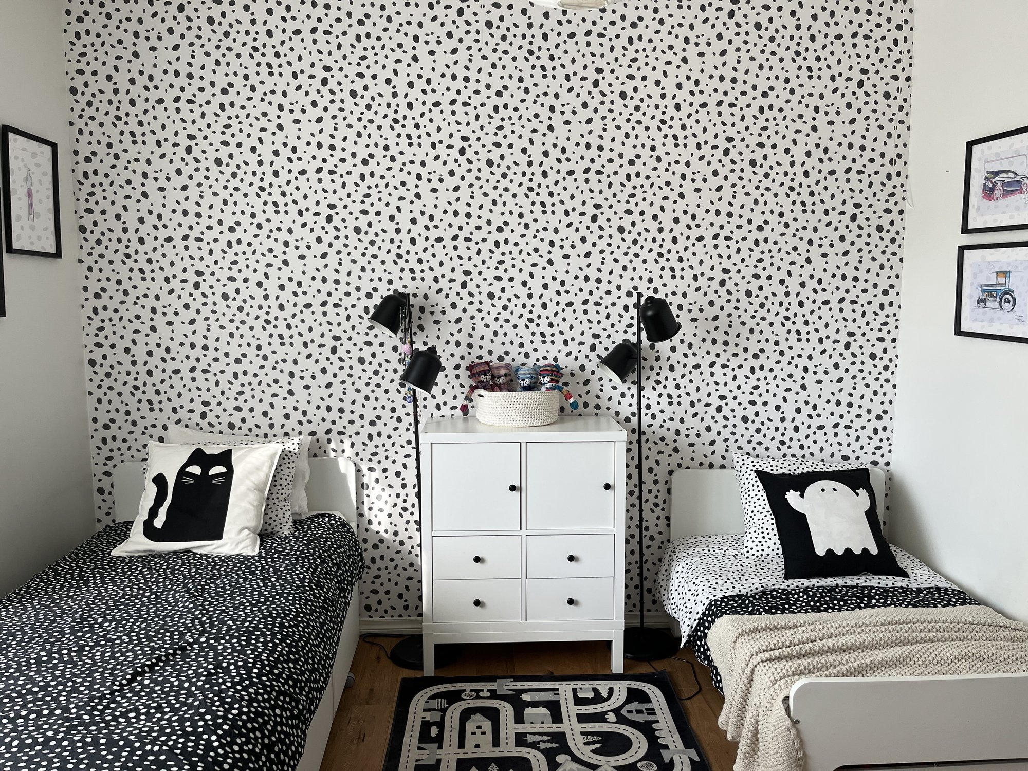 Fotovõistlus „Minu armas lastetuba“ | Stiilselt mustvalge tuba, mida jagab kaks last