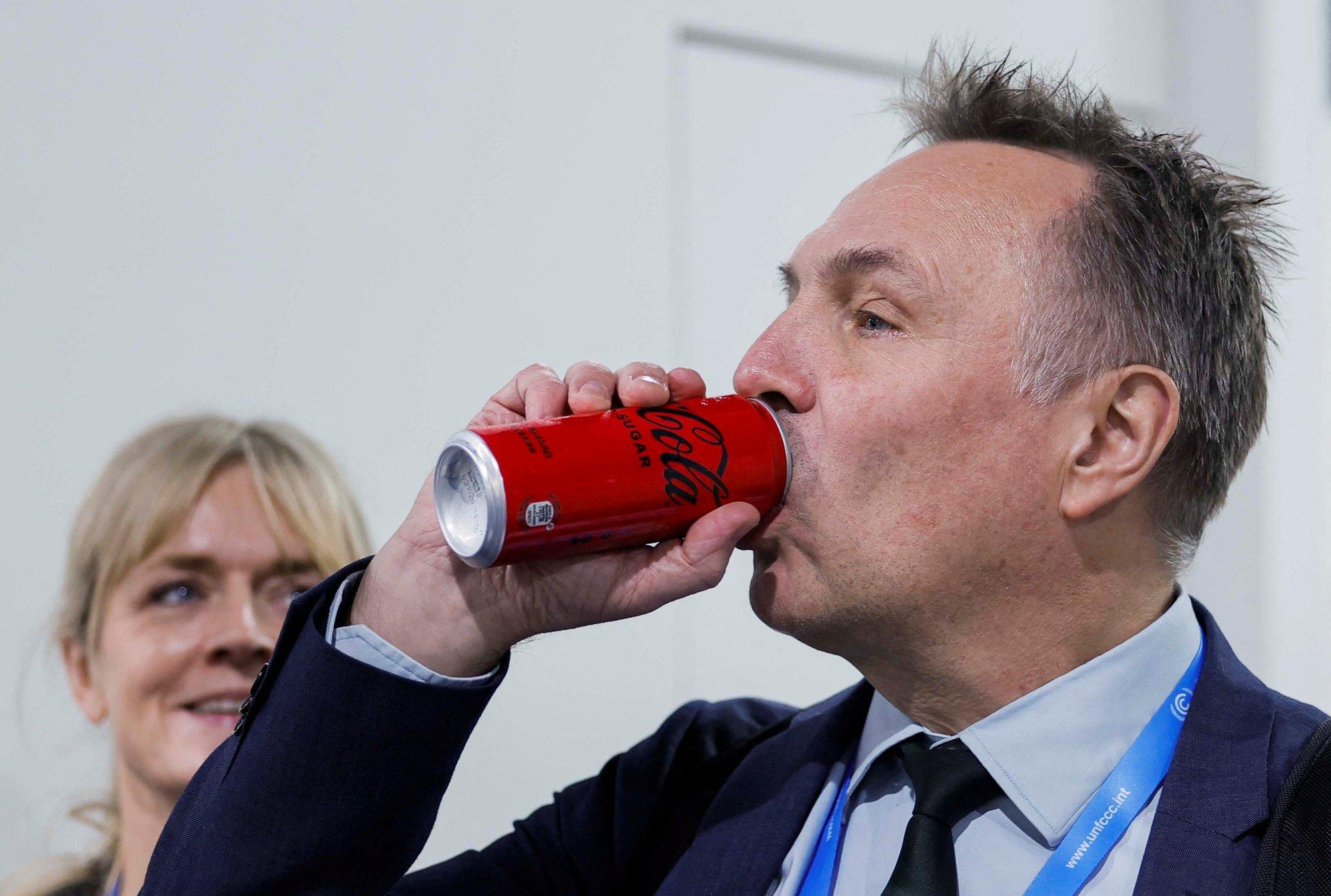 Teadlased hoiatavad: magusate jookide lembus võib mehed juustest ilma jätta