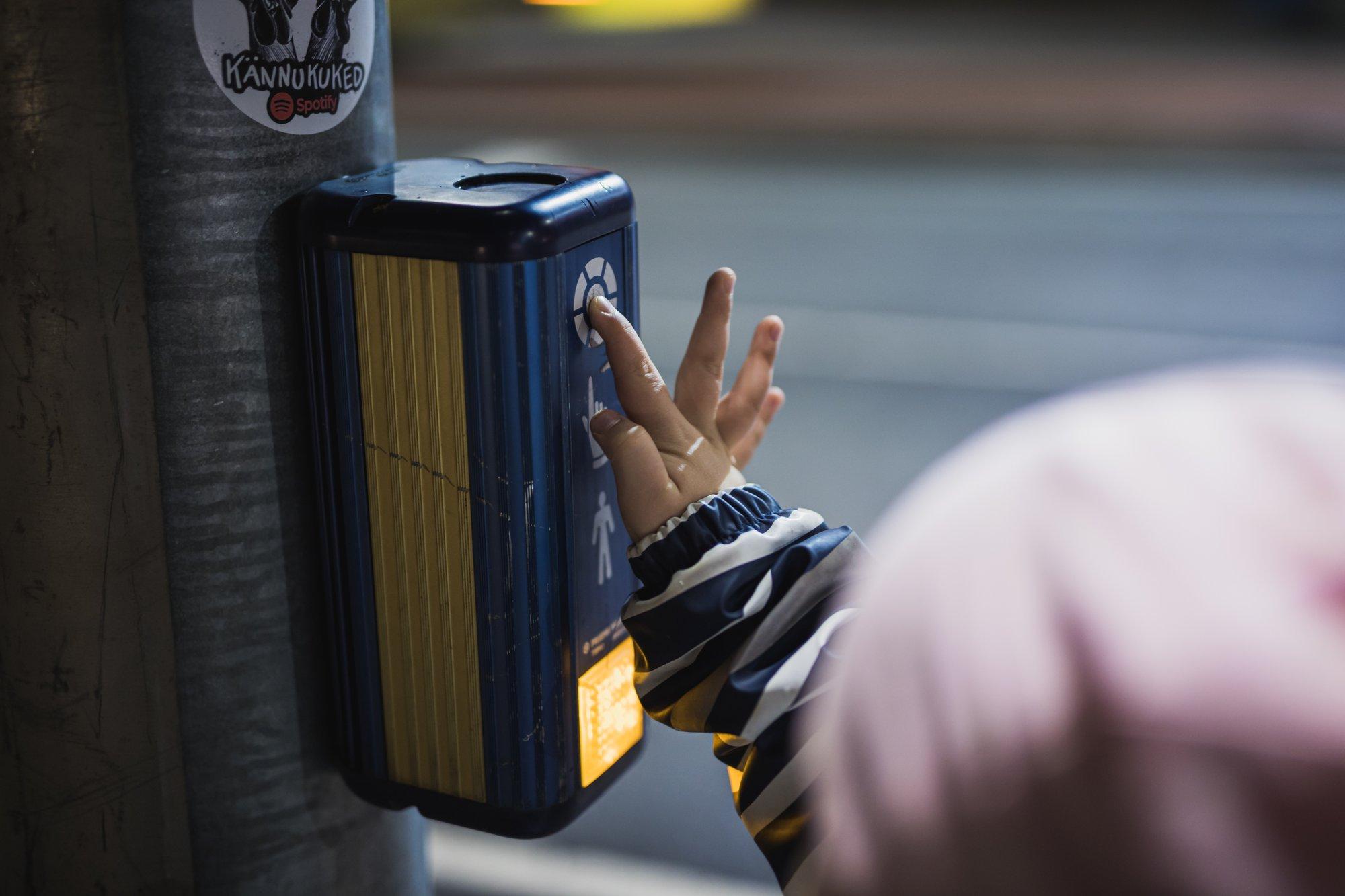 Noorte vaimse tervise spetsialist: ära kasvata oma lapsest lumehelbekest! Las läheb auto asemel kooli jalgsi