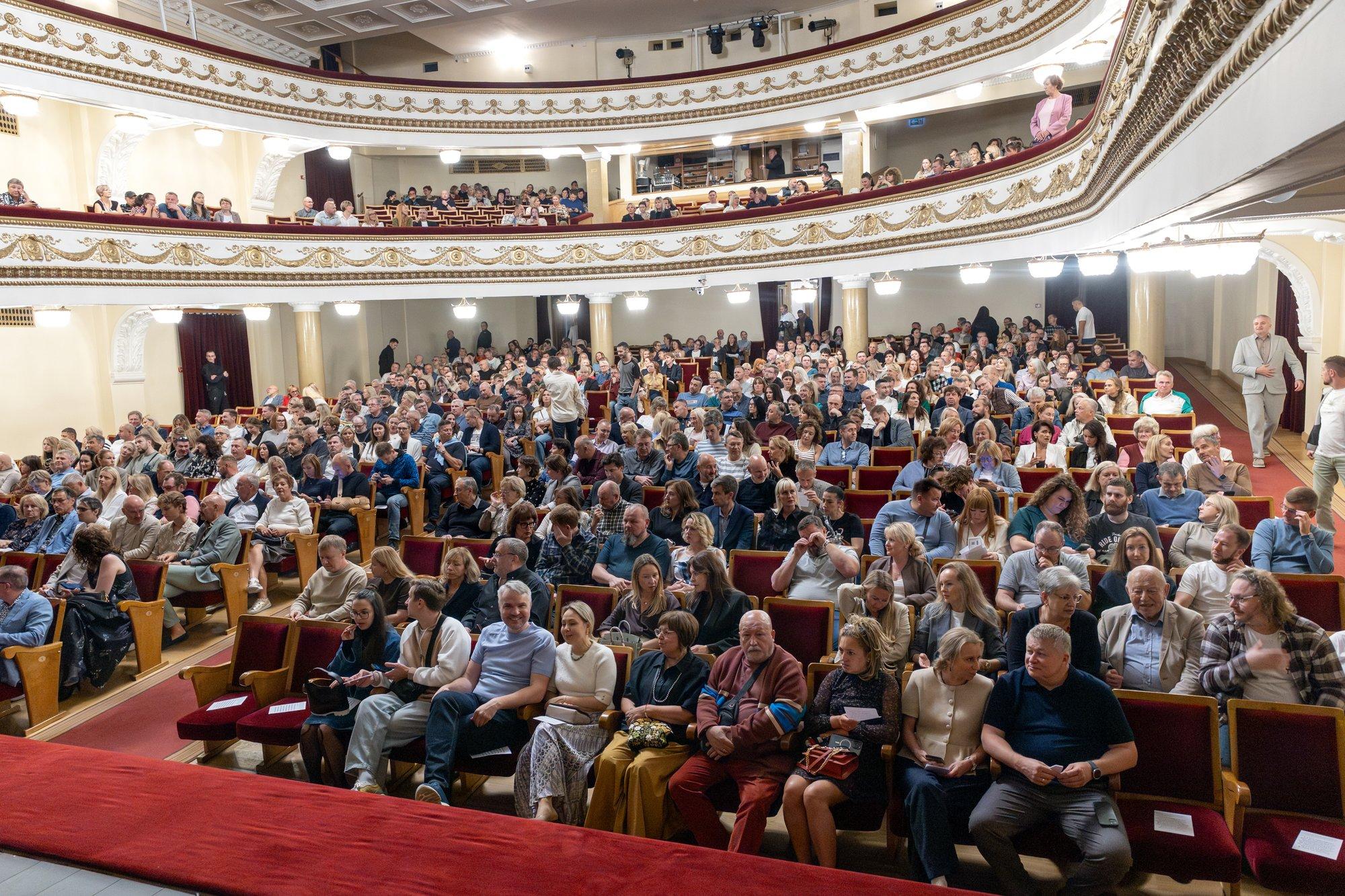 VIDEO | Fänn segas Tallinnas esinenud vene koomiku Semjon Slepakovi etendusele vahele. Sekkuma pidi turvameeskond