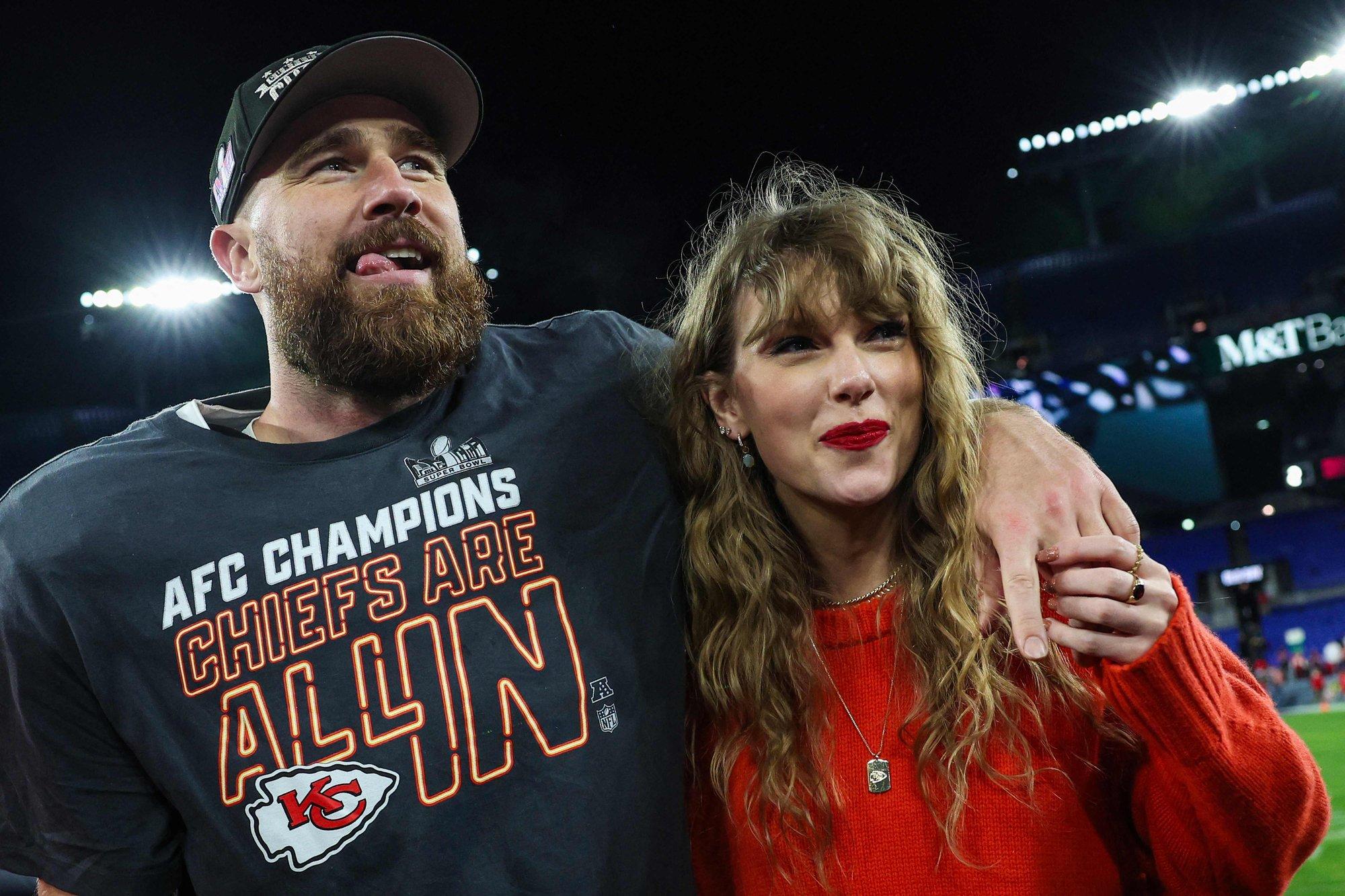 Travis Kelce kosis Taylor Swifti naiseks kohe pärast ühise taskusaate osa salvestamist. Travise aed sätiti salvestuse ajal võlupaigaks
