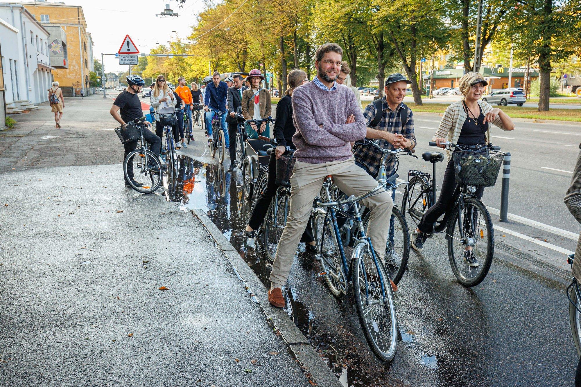 Võrdõigusvolinik: rohkem busse ja rattateid on Tallinna naiste huvides. Autosid eelistavad mehed, kes sõidavad end paksuks