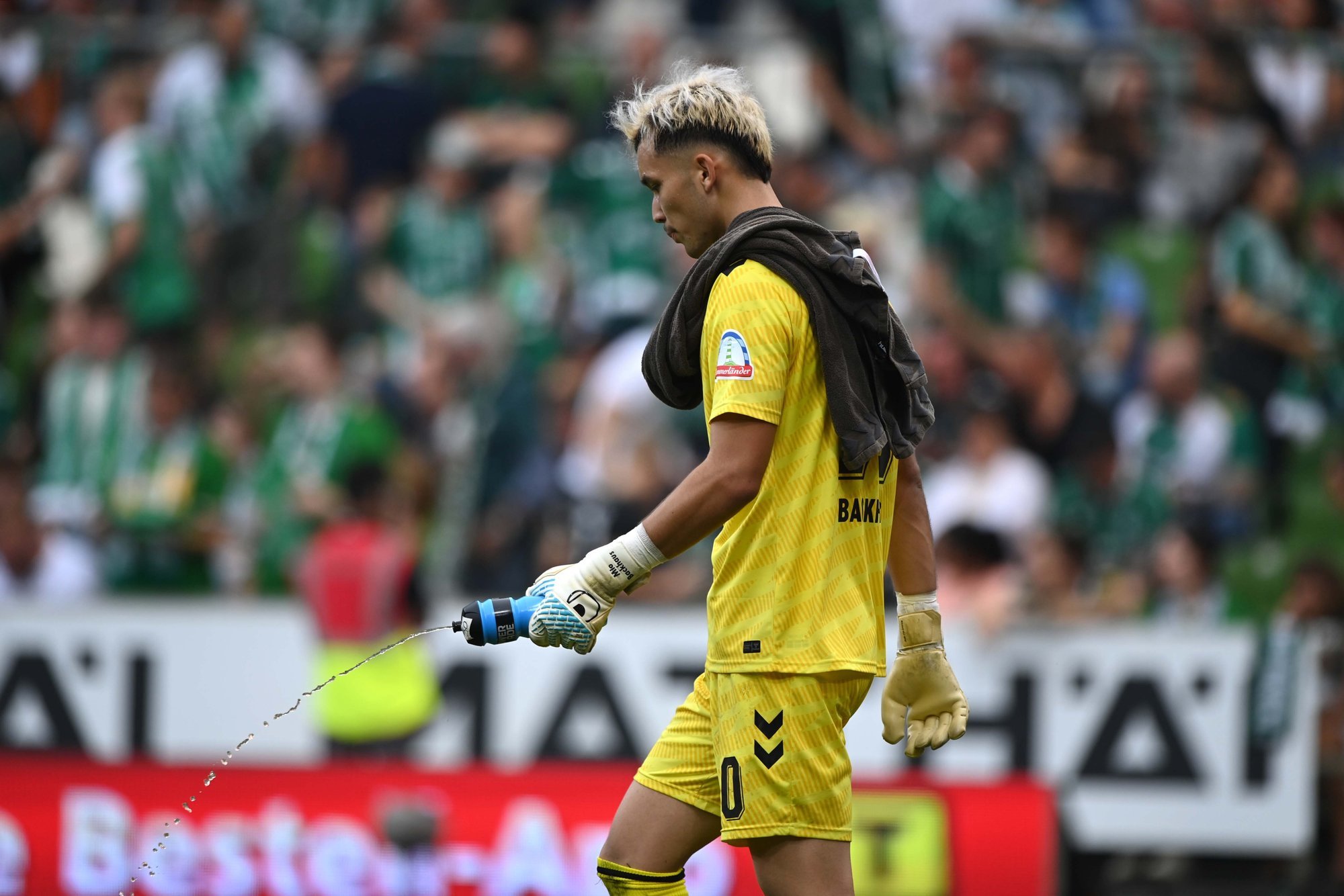 Karl Jakob Heina teel seisev Bremeni esikinnas raputas endale tuhka pähe