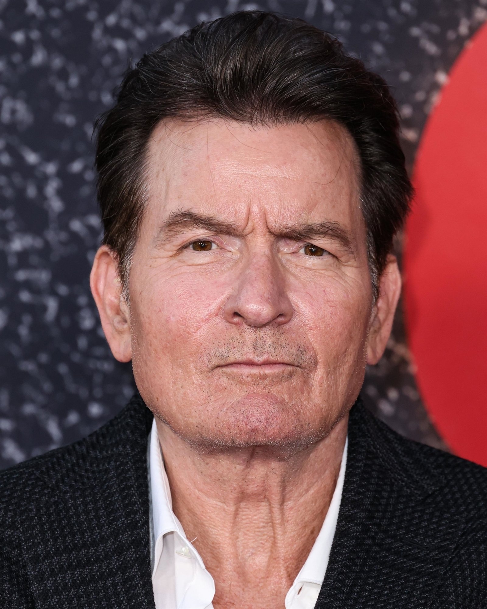 Charlie Sheeni uskumatu elu. Kuidas narkolembelisest vägivallatsejast sai karsklasest üksikisa