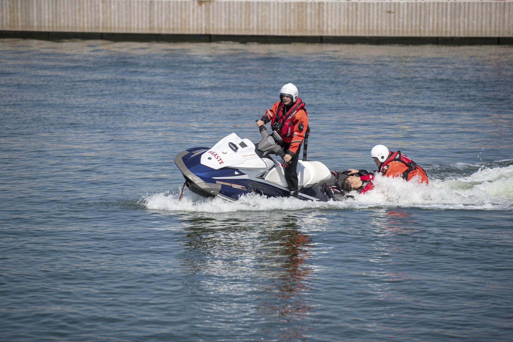 Politsei ja vabatahtlikud merepäästjad aitasid kaldale merel ohtu sattunud inimese