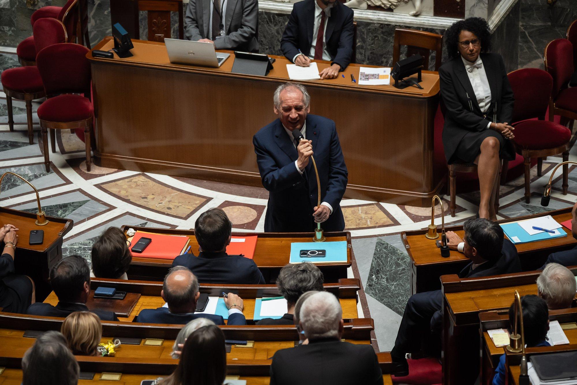 Rahahädas Prantsusmaa valitsus varises taas kokku