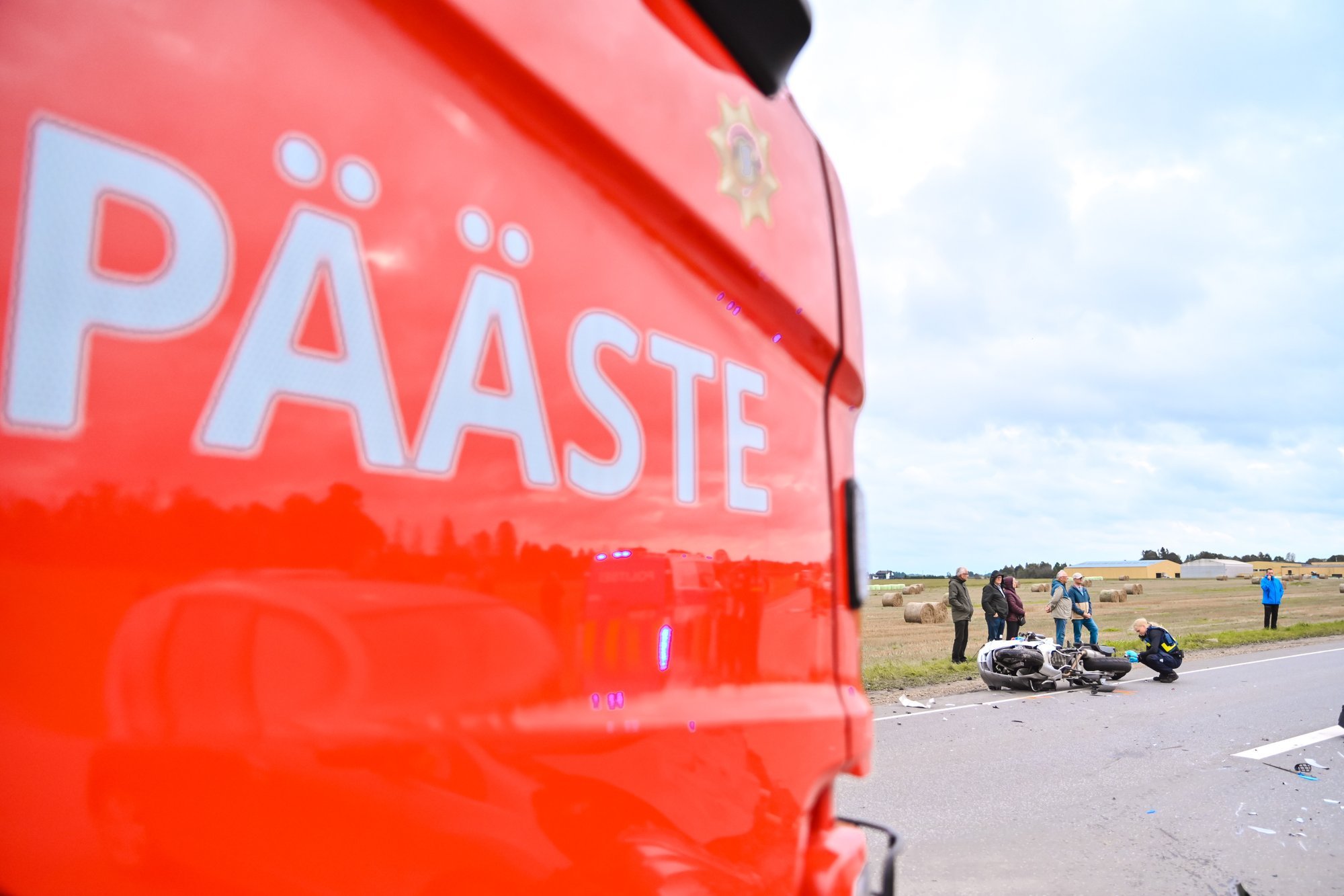 Päev liikluses: päästeauto sõitis vastu müüri, kuus päästjat viidi haiglasse