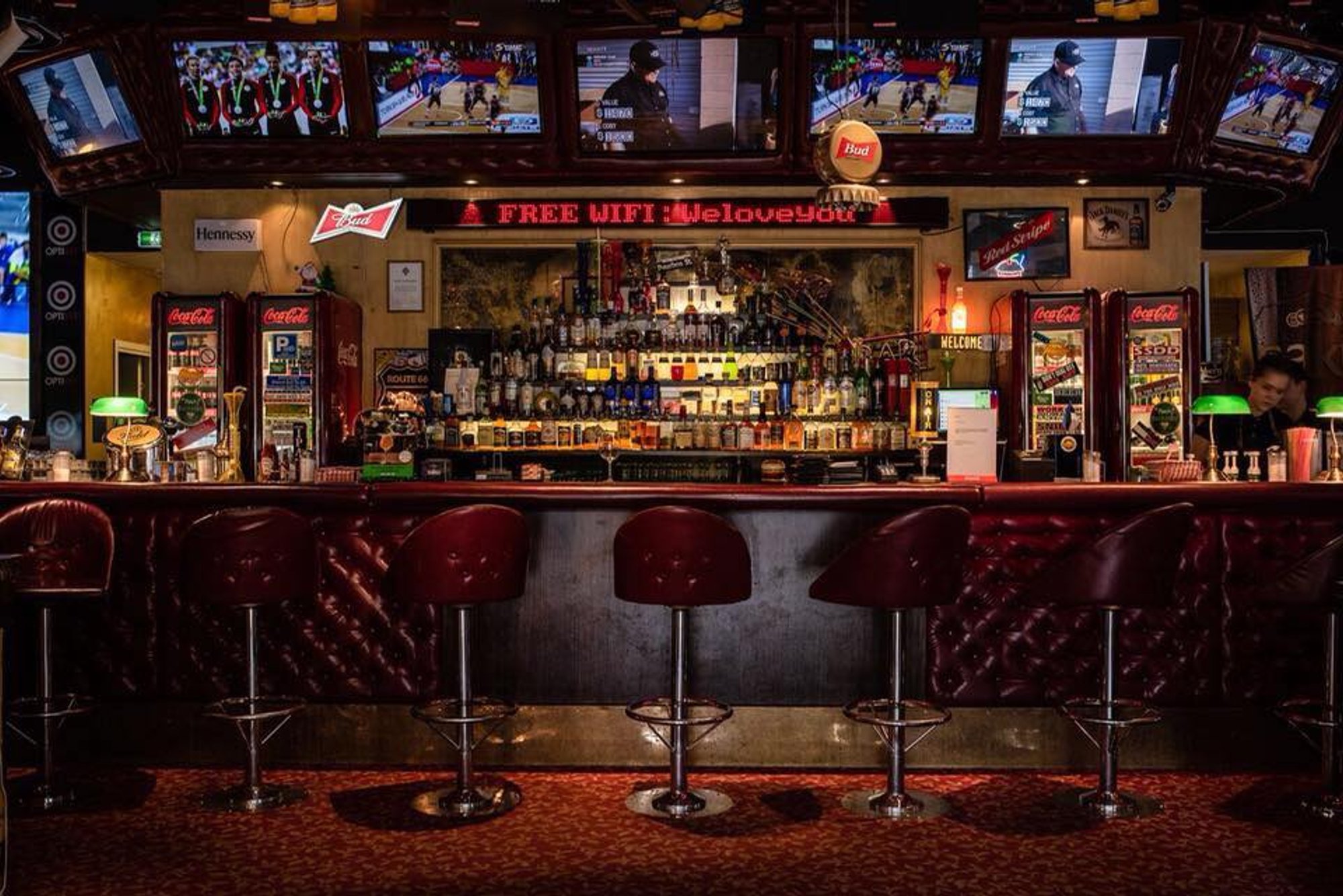 Rocca al Mare keskuse Ameerika toidukoht koondab töötajaid. Ettevõttele terendab pankrot