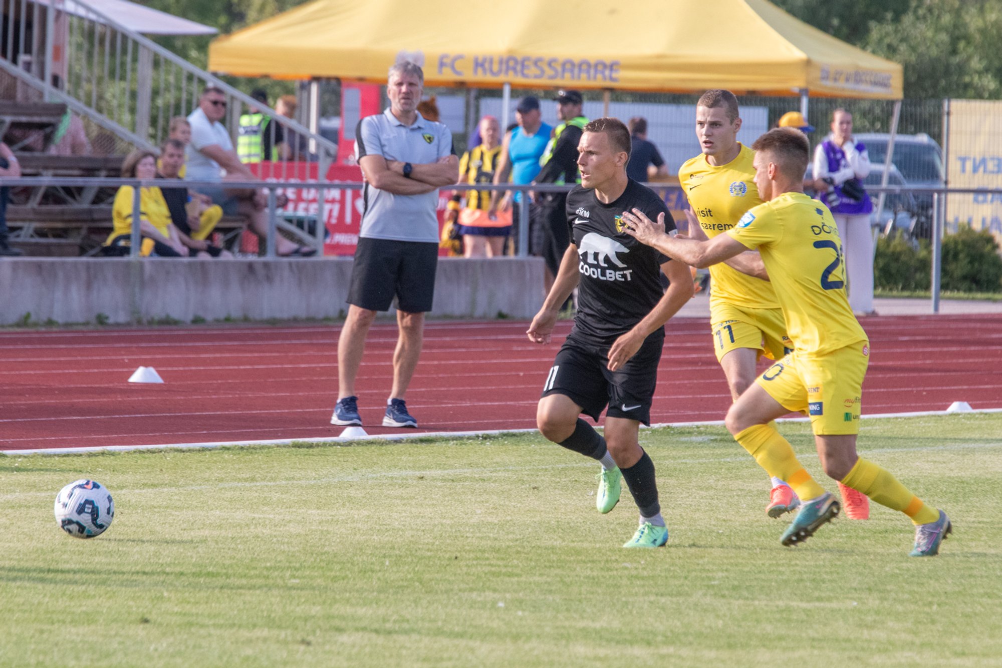 VIDEO | Pärnu Vapruse jalgpallur toimetati mängult kiirabiga haiglasse