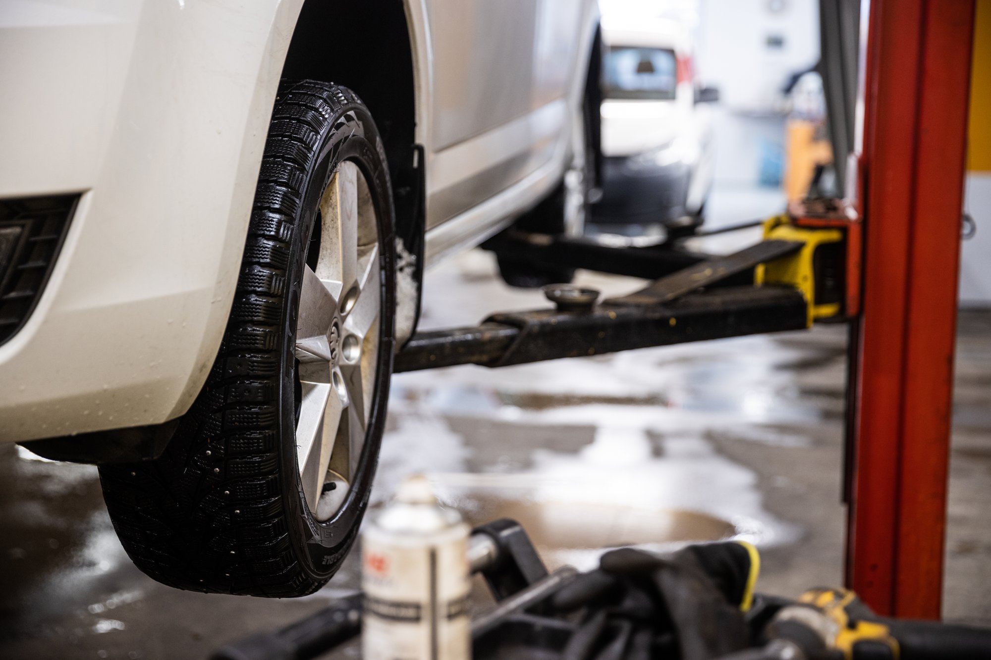 Margiesinduste heitlus töökodadega. Kas uhke ootesaali tõttu ongi mutrikeeramine kolm korda kallim?