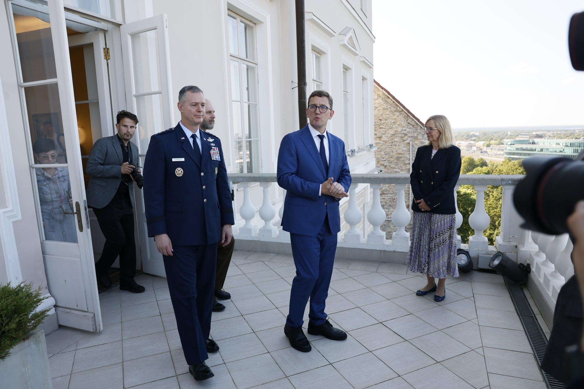 OTSEPILT ja FOTOD | NATO Euroopa vägede ülem ning peaminister Michal teevad ühisavalduse