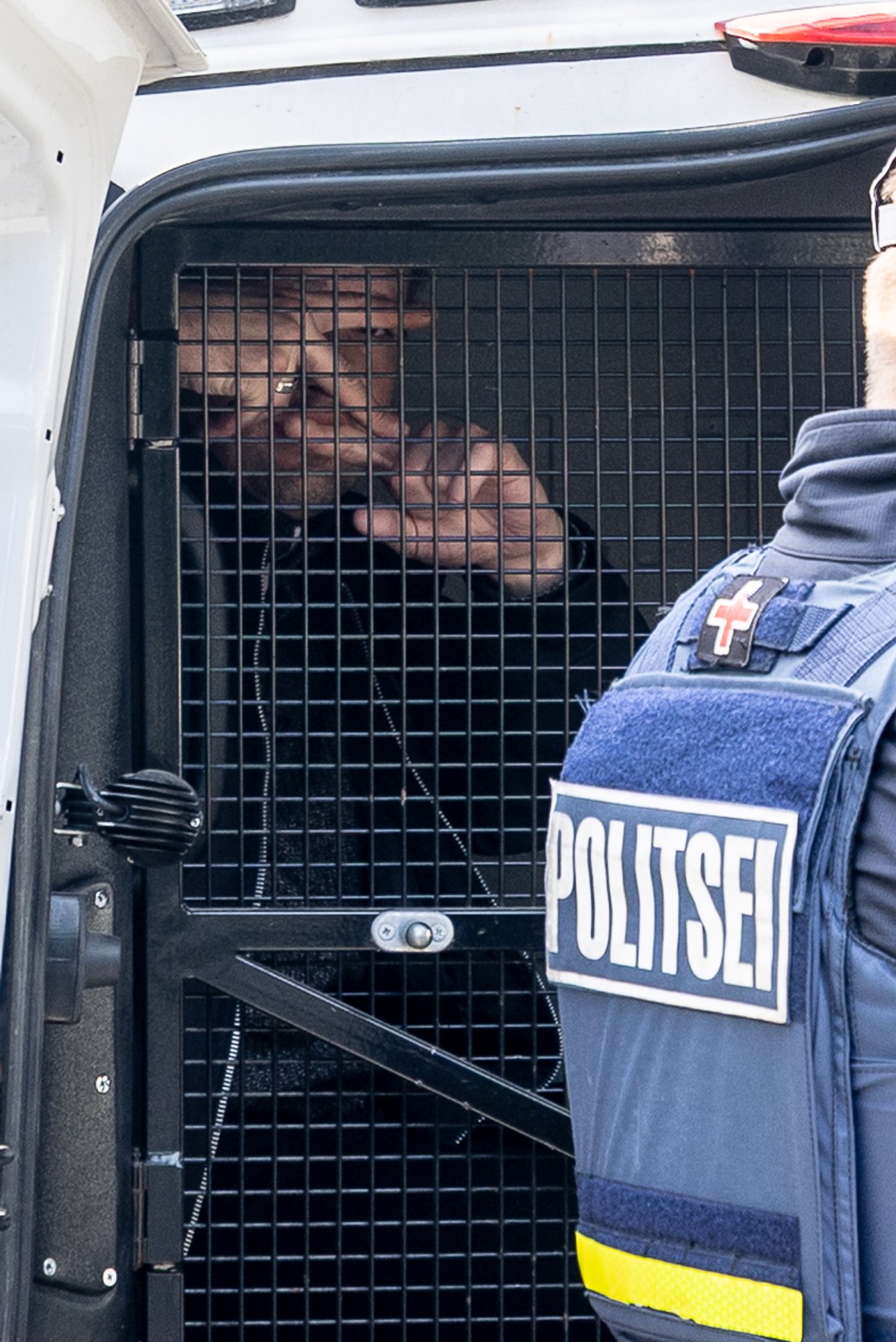 FOTOD | Politseikadettide ametivande andmisele ilmus purjus putinist, kes patrulli poolt plate peale toimetati