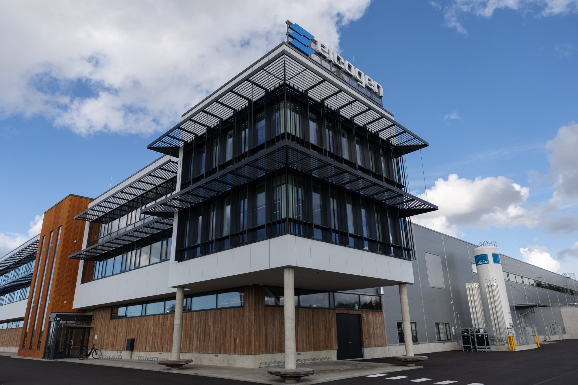 FOTOD | Tallinna külje all sai valmis Euroopa suurim vesinikutehas. Kui keeruline on nii suurt tootmist ülal pidada?