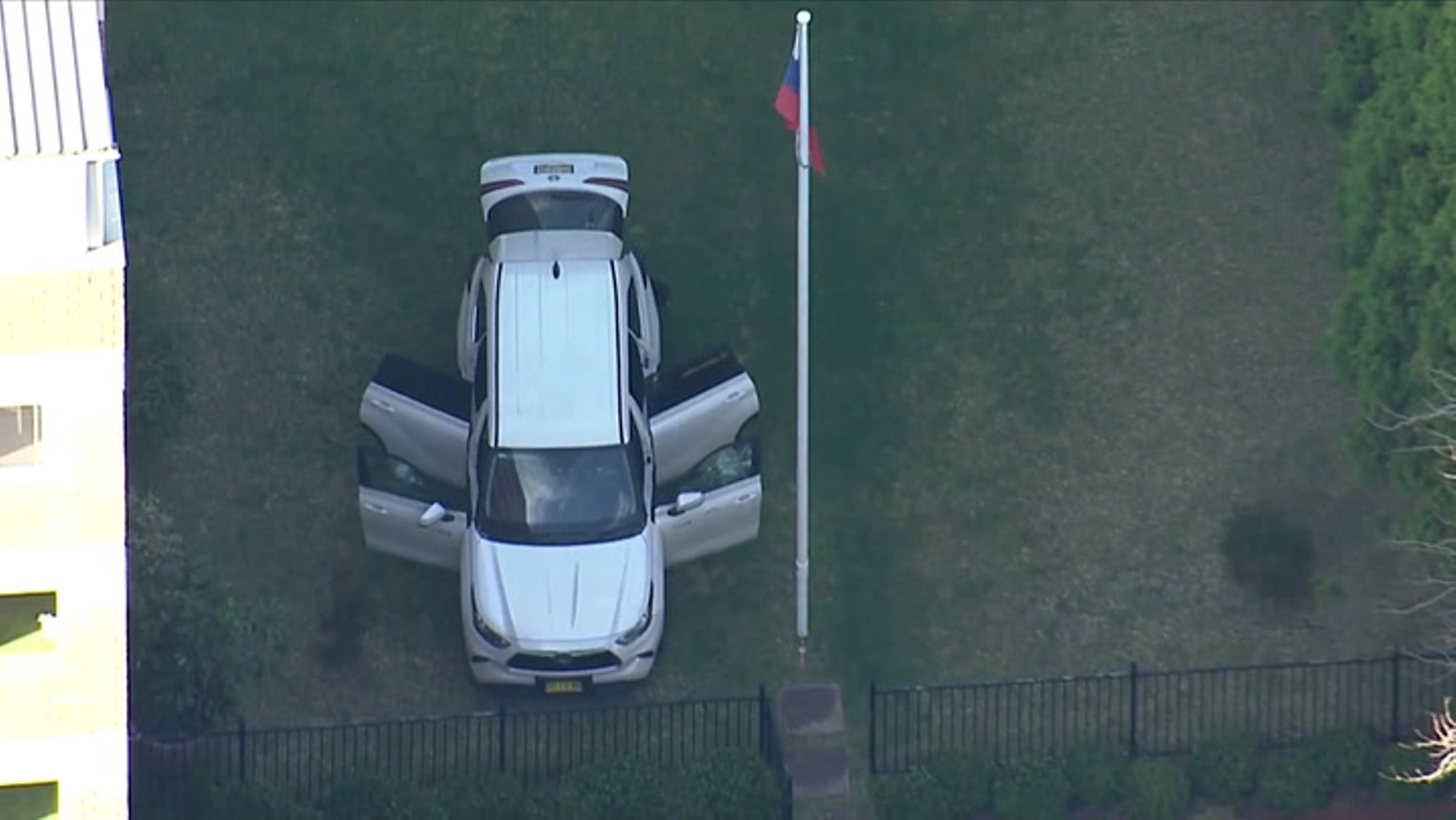 VIDEO | Austraalias Sydneys rammis mees autoga läbi Venemaa konsulaadi värava