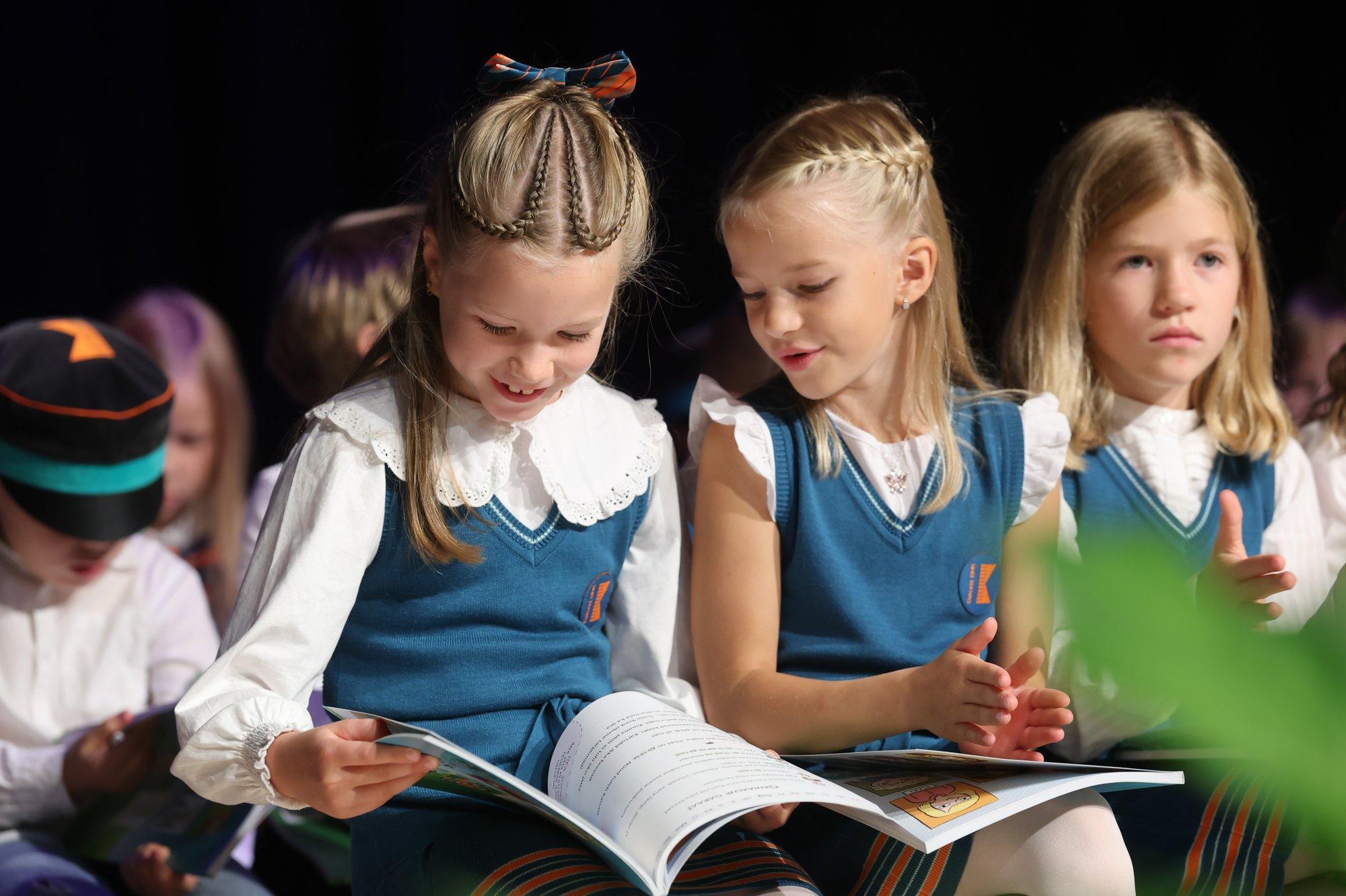 VIDEO ja FOTOD | Algas uus õppeaasta! Värsked koolijütsid said kätte oma esimese aabitsa