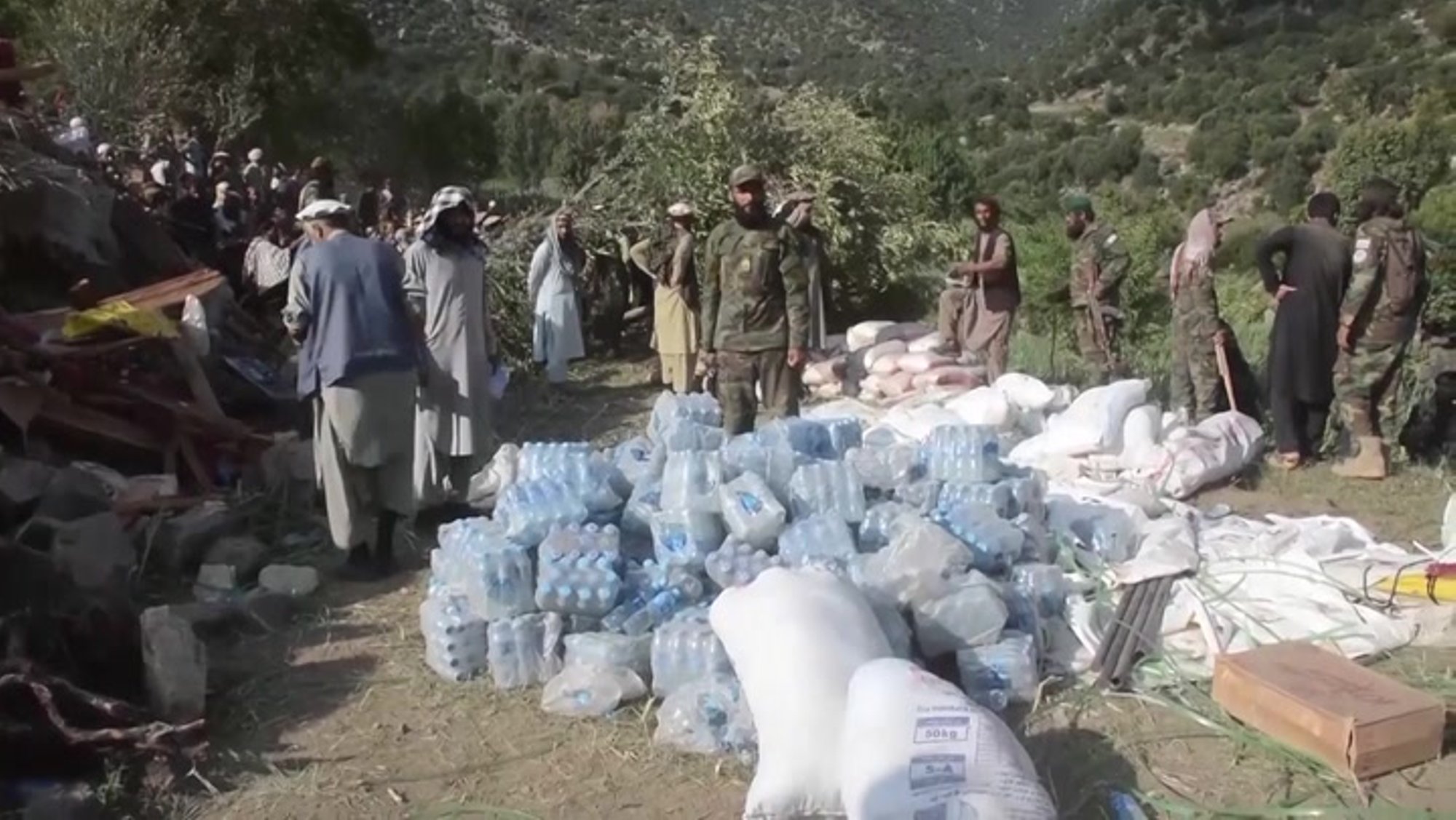 VIDEO | Afganistani maavärinate järel on leitud üle 2200 hukkunu, päästjad jätavad viga saanud naised abita