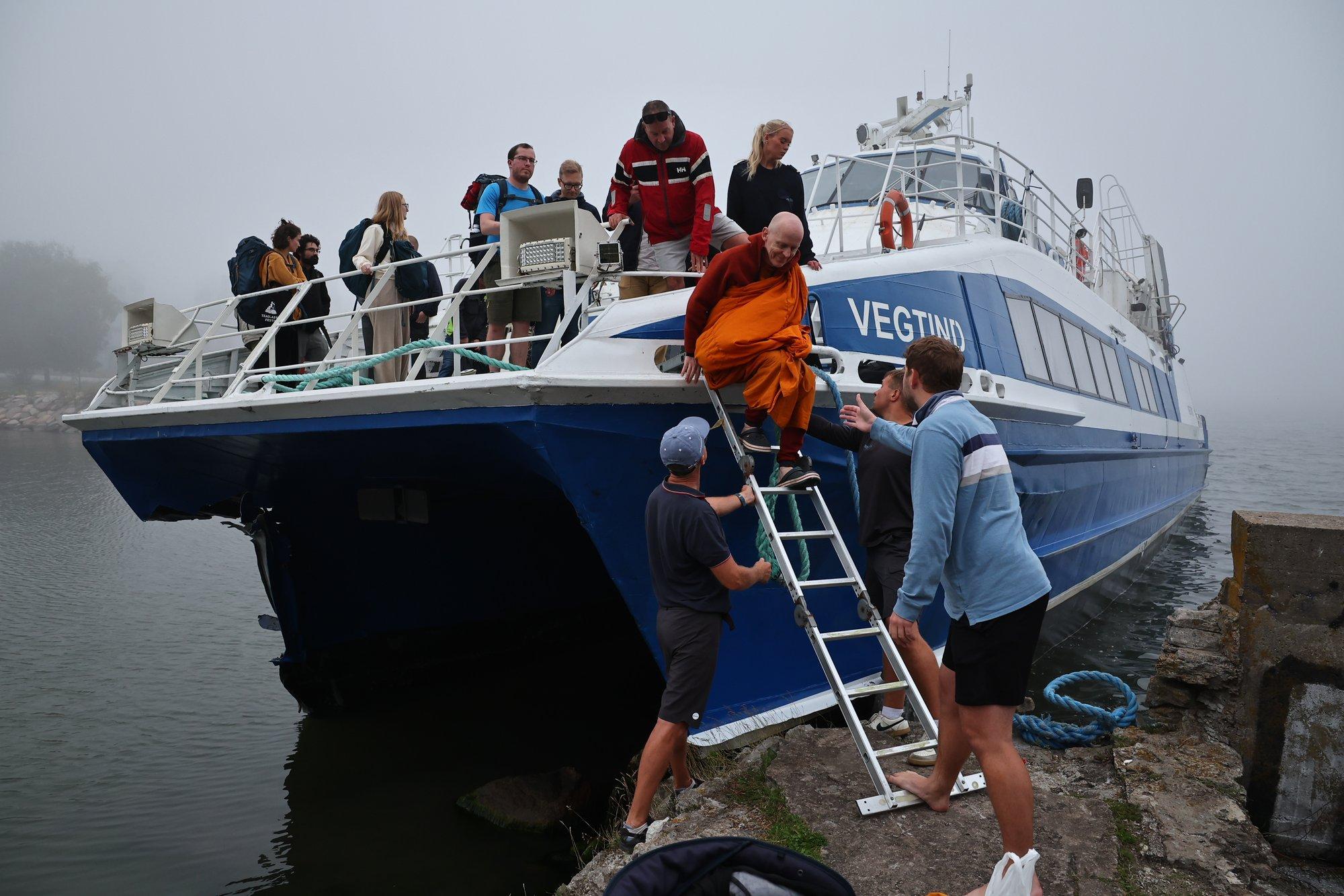 FOTOD ja VIDEO | Aegnalt tulnud laev sõitis tehnilise rikke tõttu vastu kallast