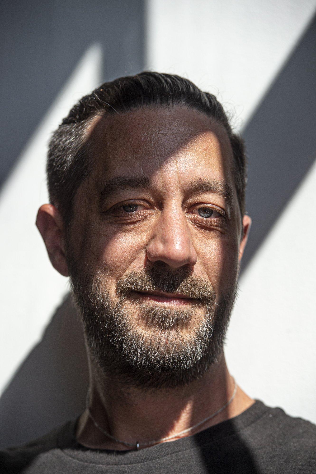 USAst pärit luuletaja Adam Cullen: „Kui keegi tahab Eesti riigile truu olla, on tal selleks rahalised takistused“