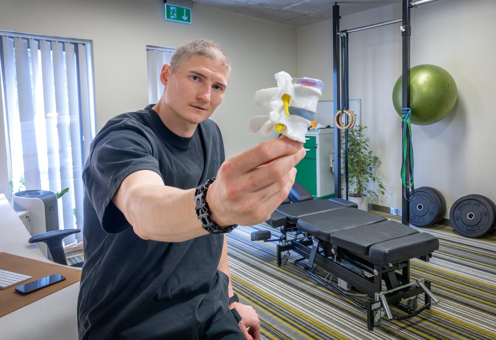 Kiropraktik Karl Pärjamäe: ekslikult arvatakse, et kiropraktik ei mõtle meditsiiniliselt. Omajagu süüd stigma tekkimises on ka meedial