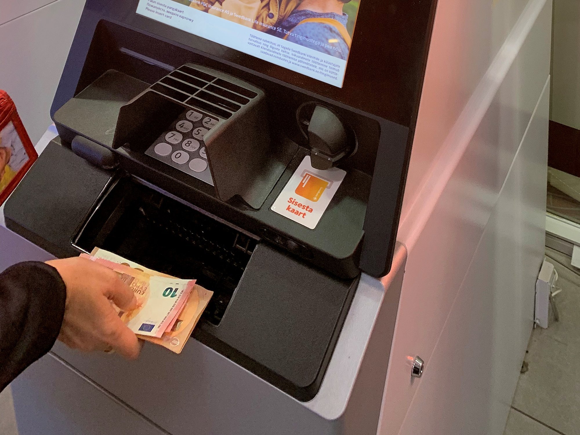 Swedbank selgitab, miks vähendavad nad osal klientidel sularaha väljavõtmise limiite
