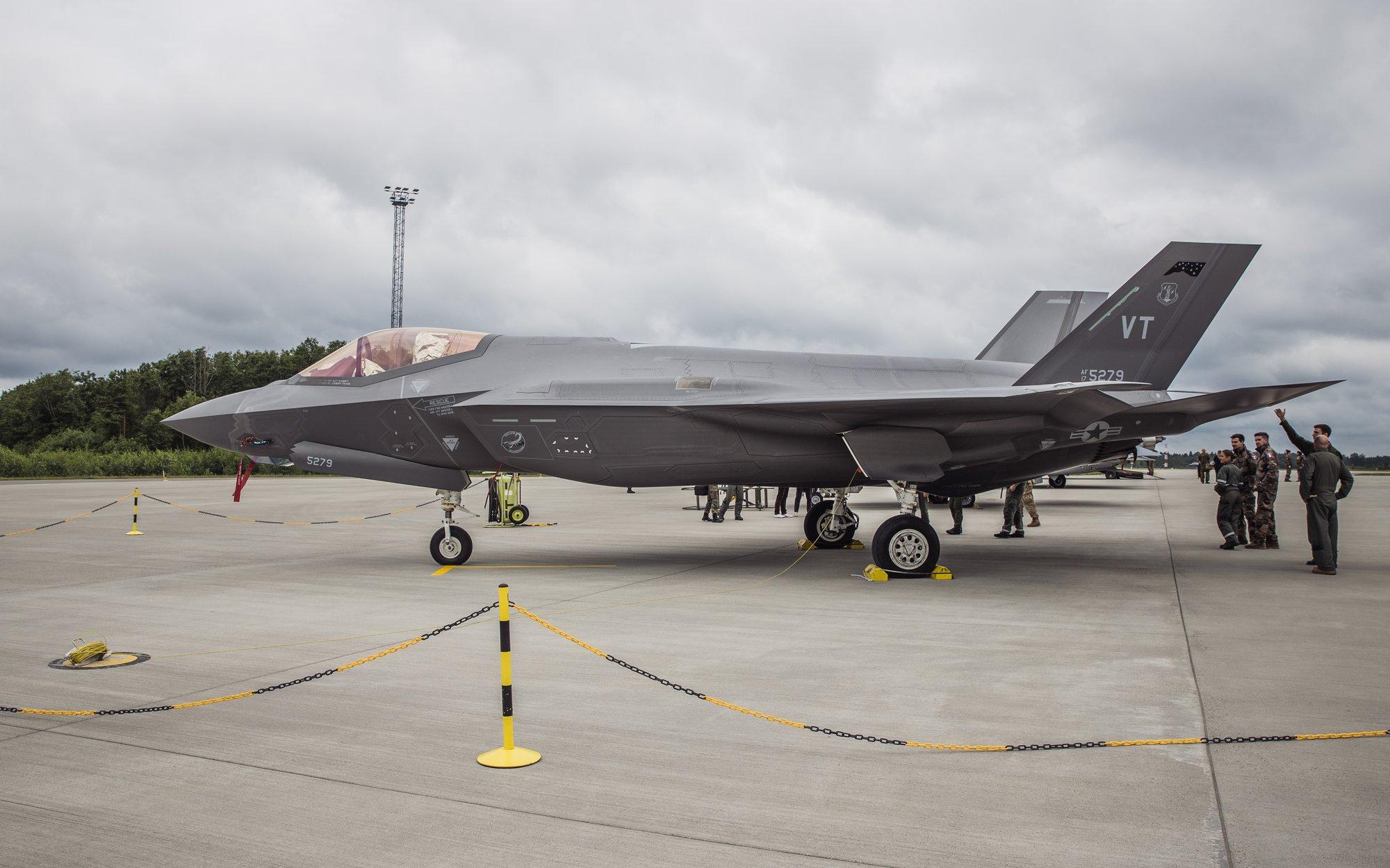 Jõgevamaal ja selle ümbruses oli eile kuulda valju mürtsatust, mille tekitasid tõenäoliselt hävituslennukid