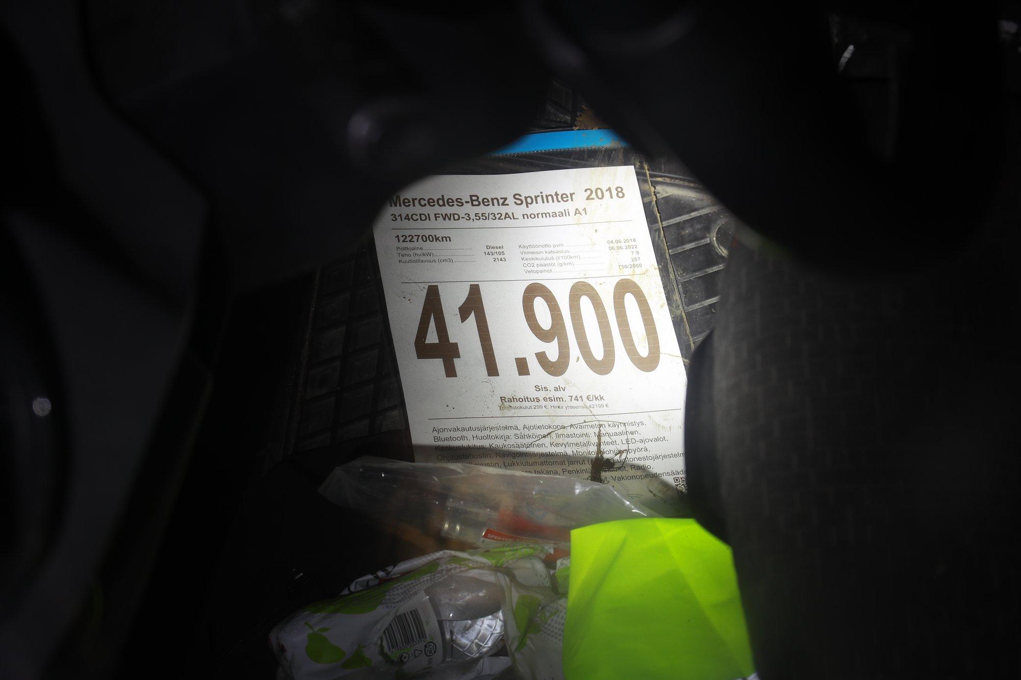 VIDEO ja FOTOD | Vinni vallas sõitis kaubik teelt välja kraavi