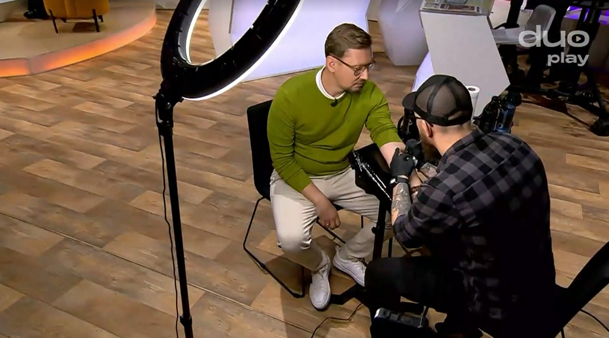 „Hakkame testima, kui kõva mees ta on!“ Saatejuht Kristjan Gold sai „Telehommiku“ eetris uue tätoveeringu