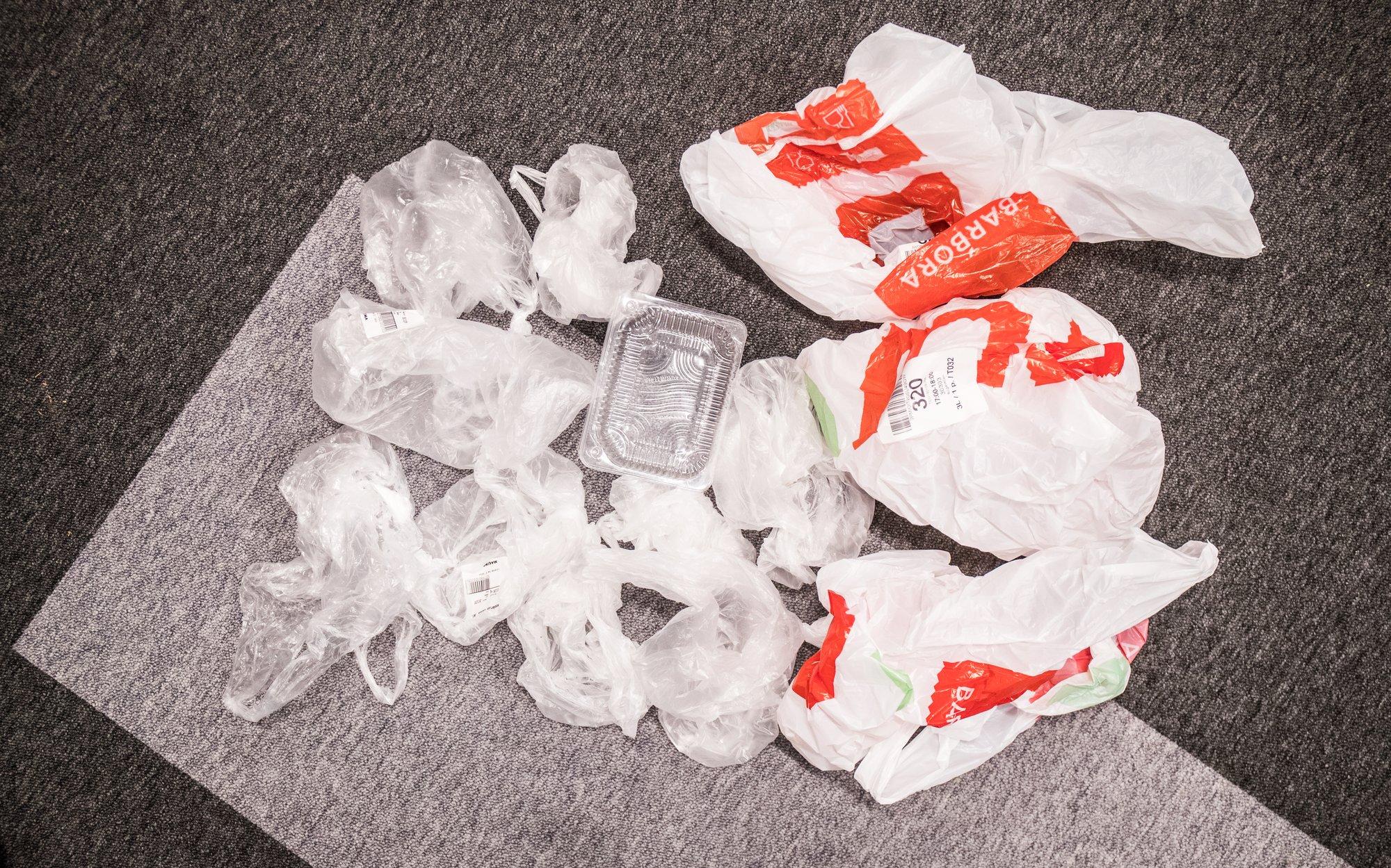 Jaeketid tahavad, et kliendid loobuksid kilekotist. Ühe poe kotihinnad on hüppeliselt kasvanud