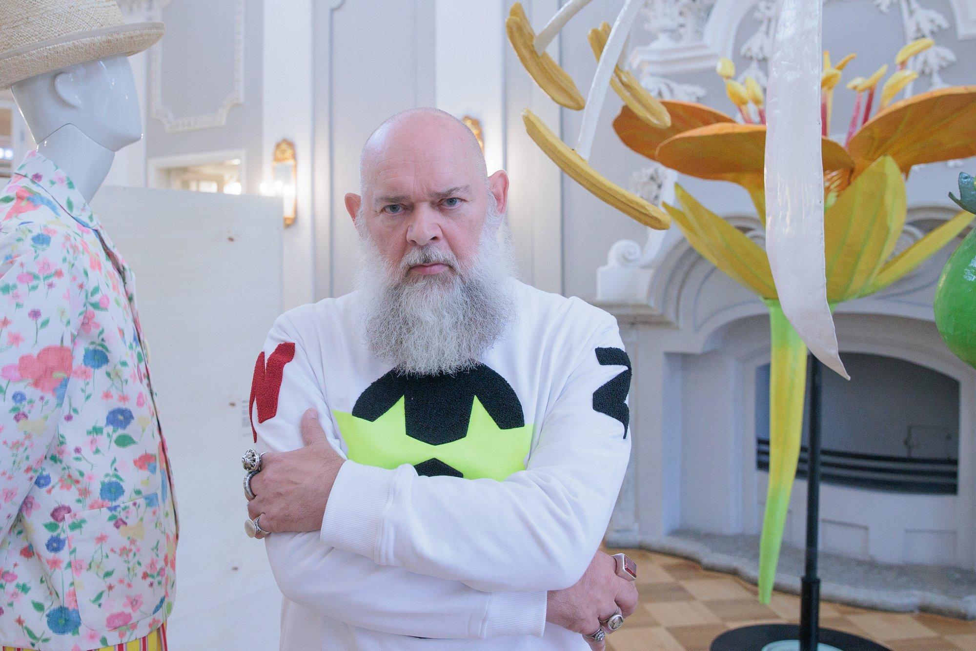 Aasta kunstihitt. Maailmakuulus moedisainer kujundas Kadriorus lillemaalide näituse