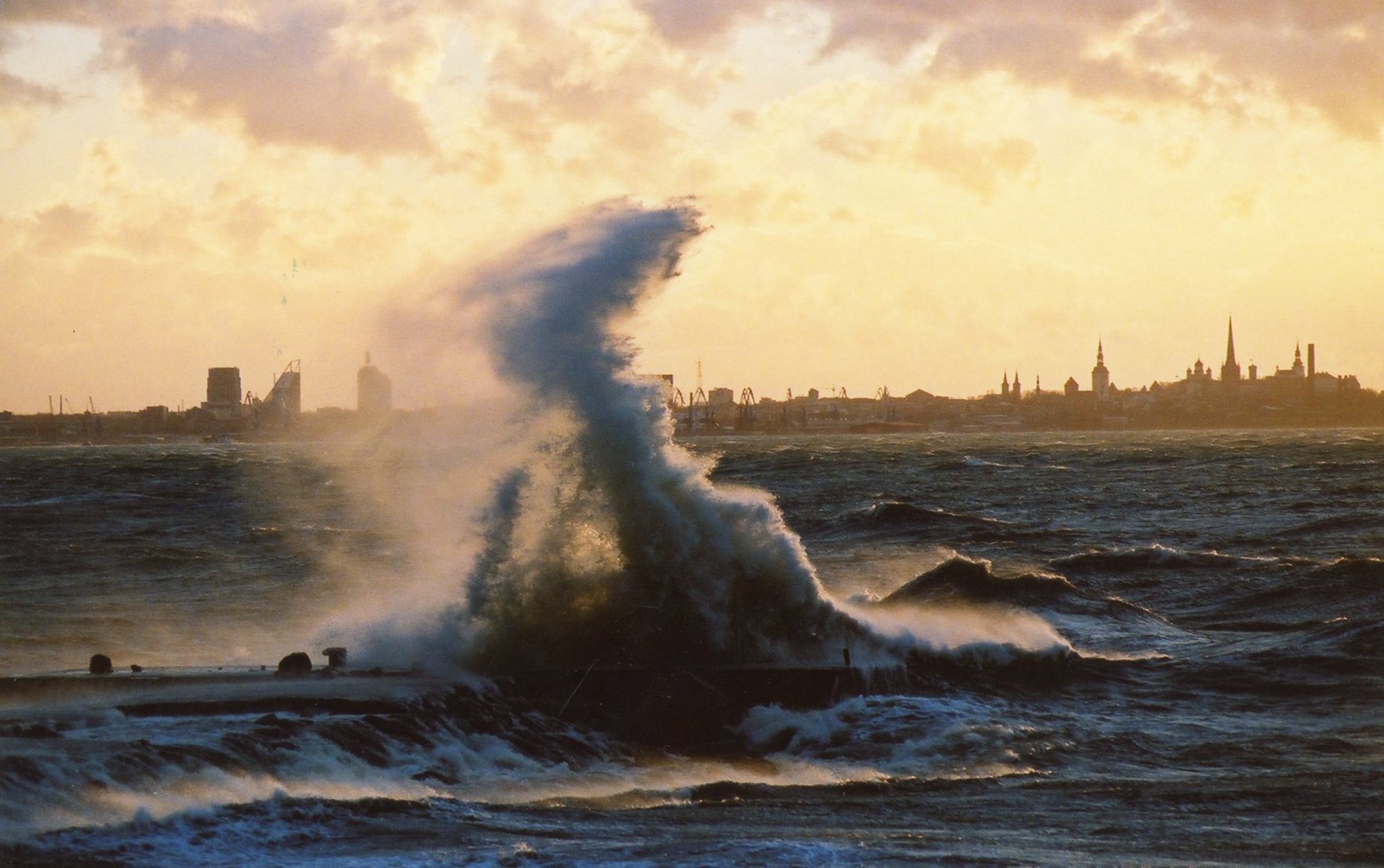 Hoiatus! Mitmes Eesti paigus tõuseb tugev tuul