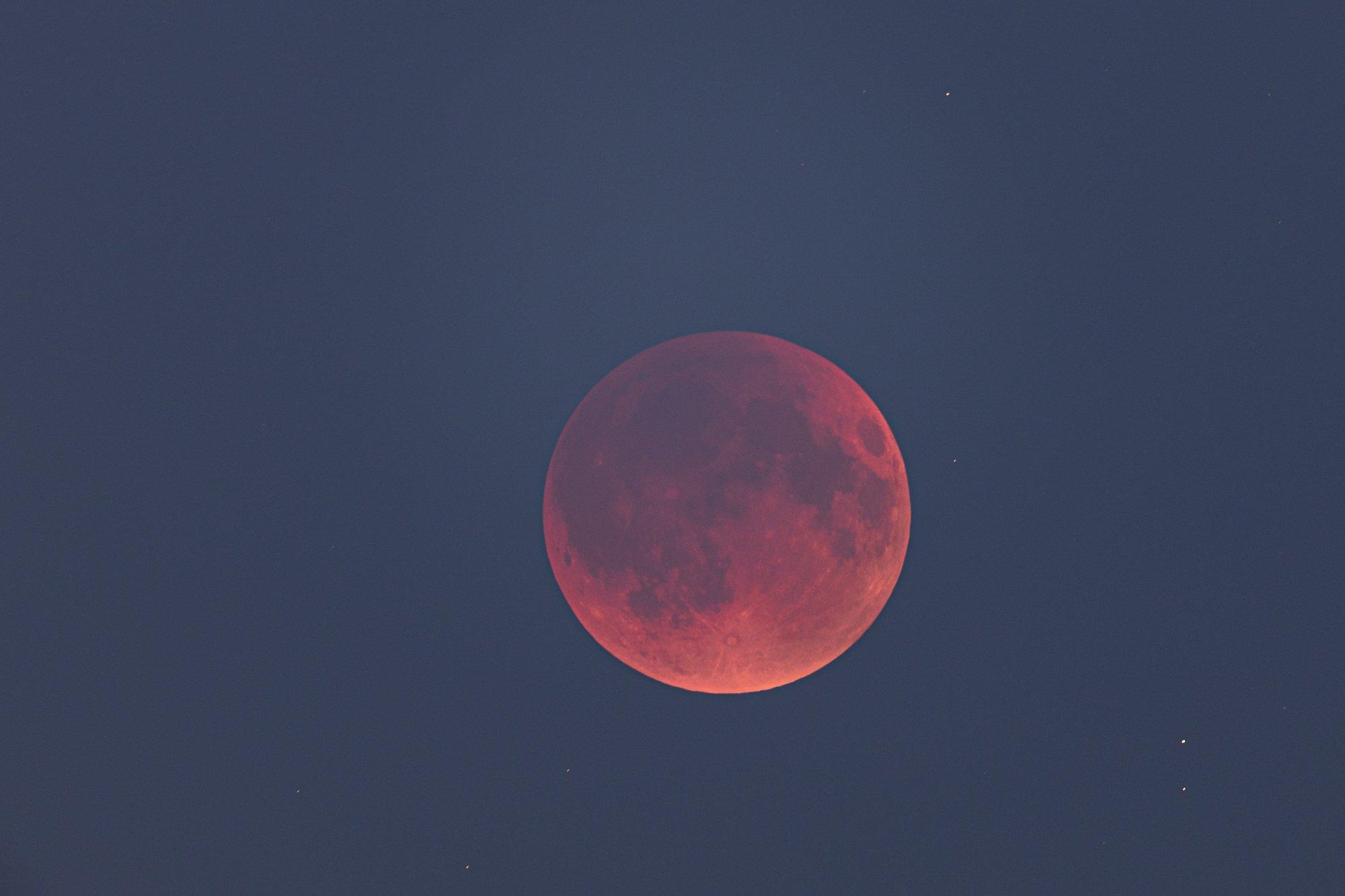 FOTOD | Öötaevas sai näha täielikku kuuvarjutust