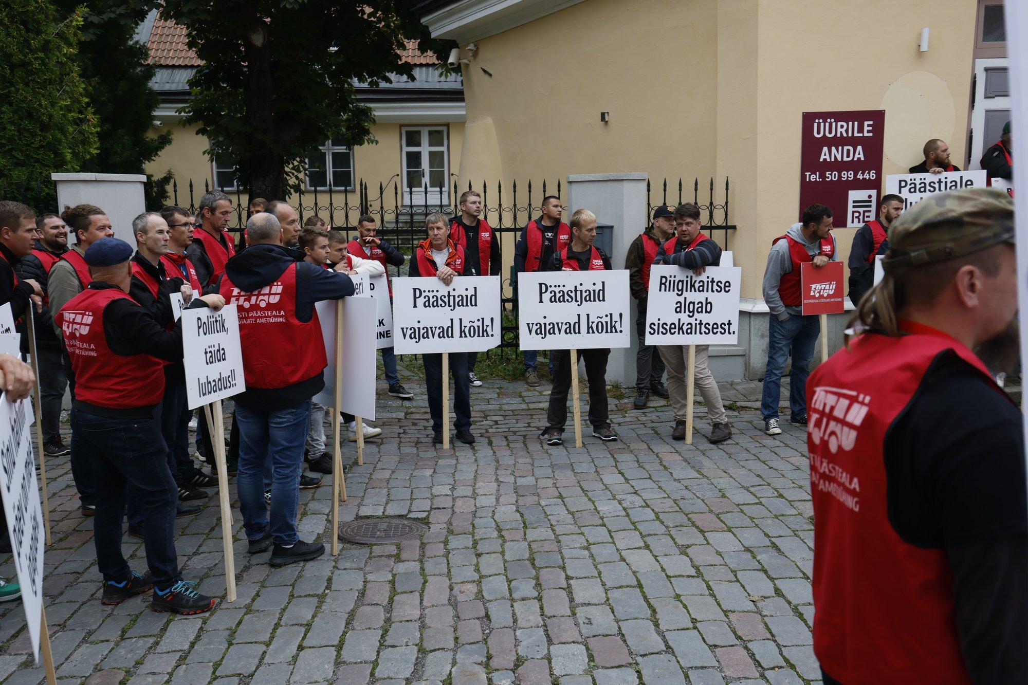 VIDEO JA FOTOD | Palgatõusu nimel kogunesid Stenbocki maja ette meeleavalduseks politseinikud, päästjad ja õpetajad