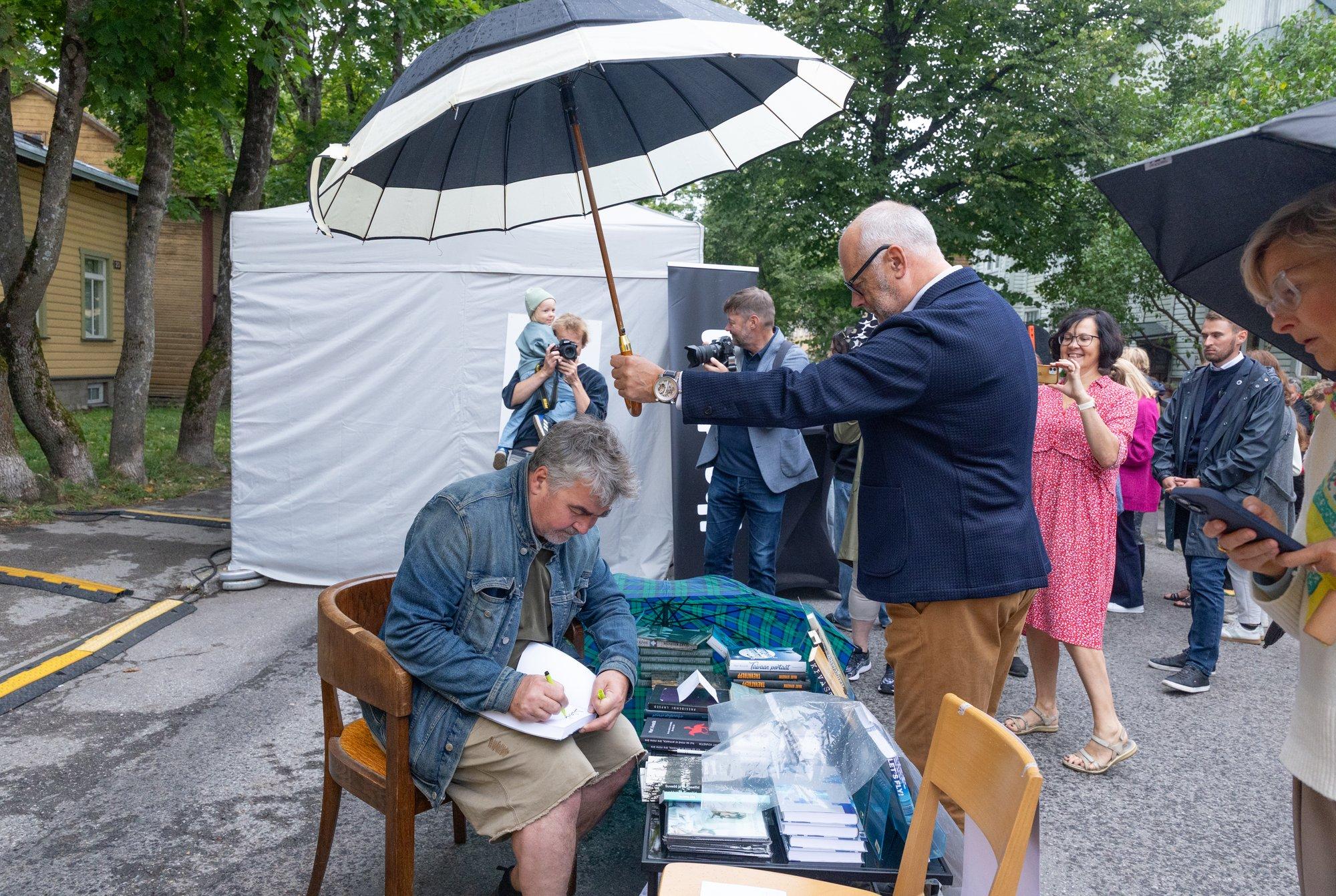 FOTOD | Kirjanikud ja raamatusõbrad täitsid Kadrioru festivalimeluga
