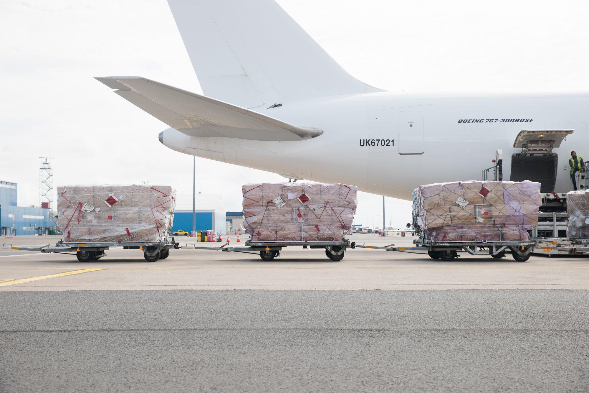 Haisev käekott ja klaasipuru pakendis. Hiina e-poodide populaarsus jõudis kindlustajate lauale