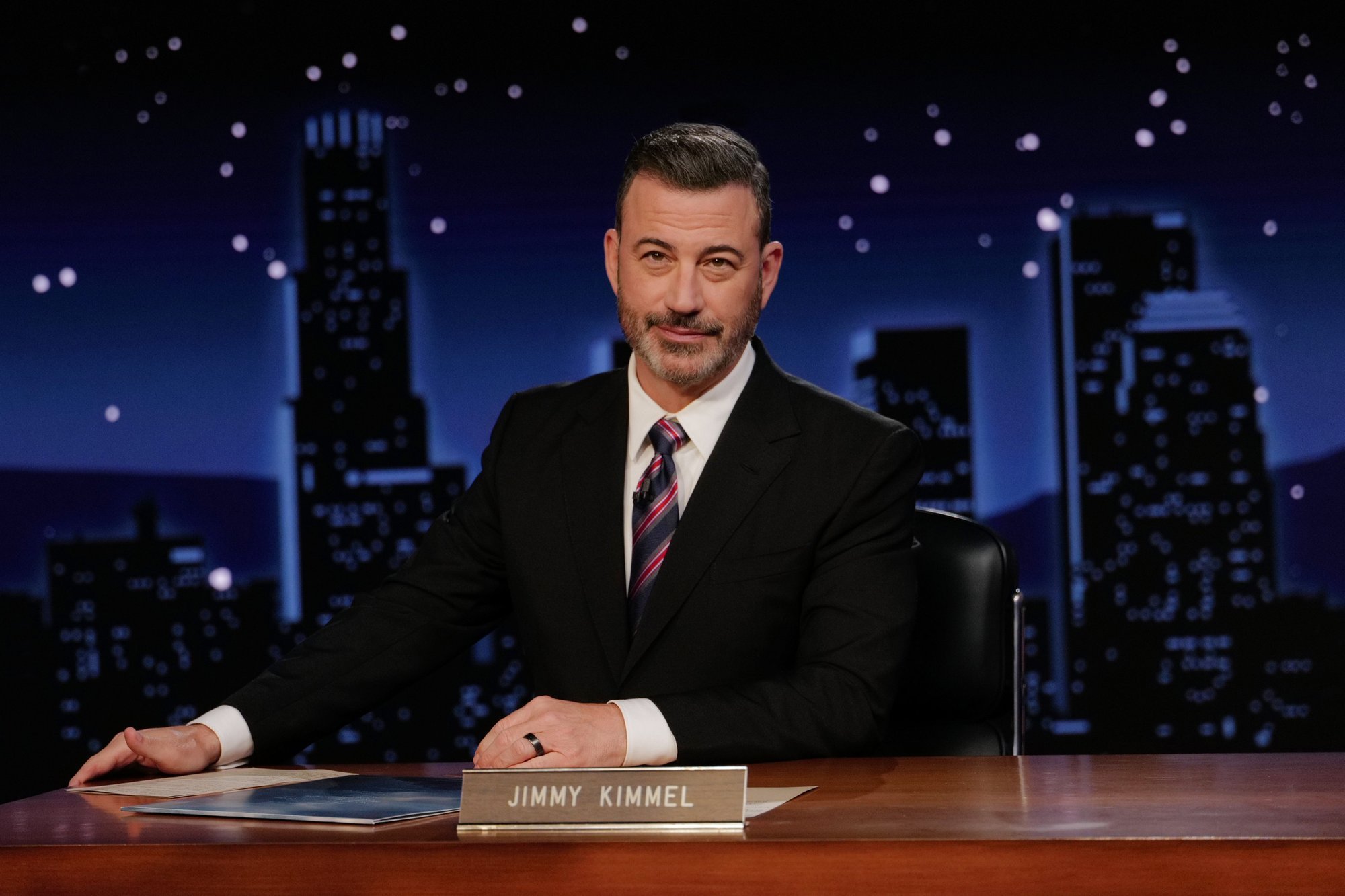 Jimmy Kimmel võitles televisiooni naasnuna pisaratega. Ent vabandust saatejuht otseselt ei palunud