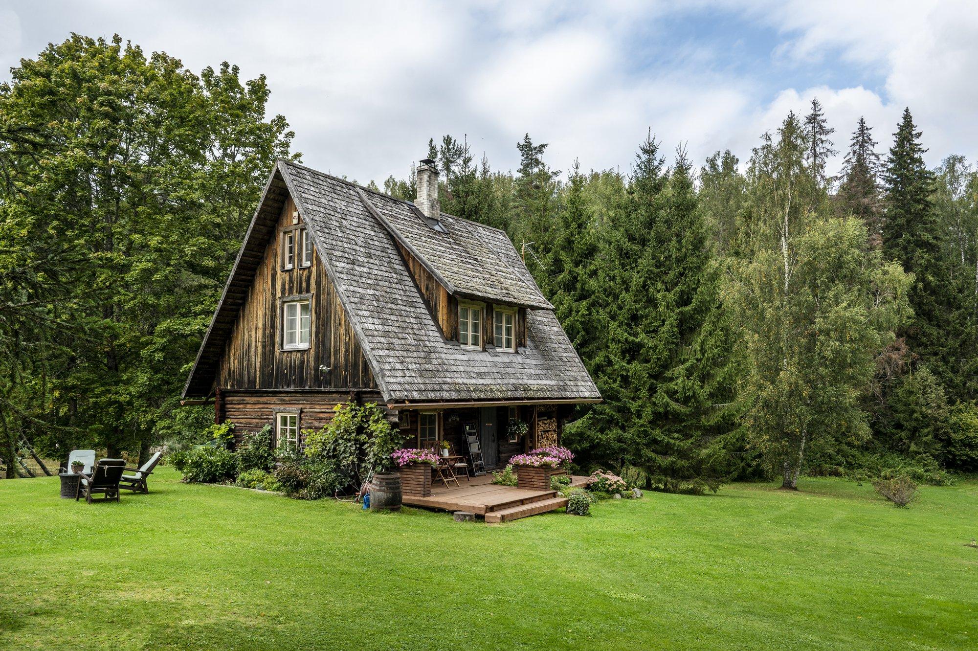 Golfipisikust nakatunud pere vuntsis Otepää küngaste ja metsade vahel üles muinasjutulise maakodu